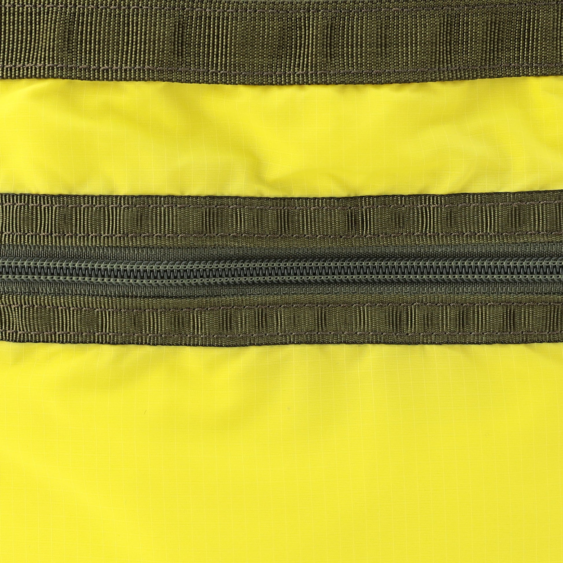 ナイロンを使用した裏面にファスナーポケットを完備。