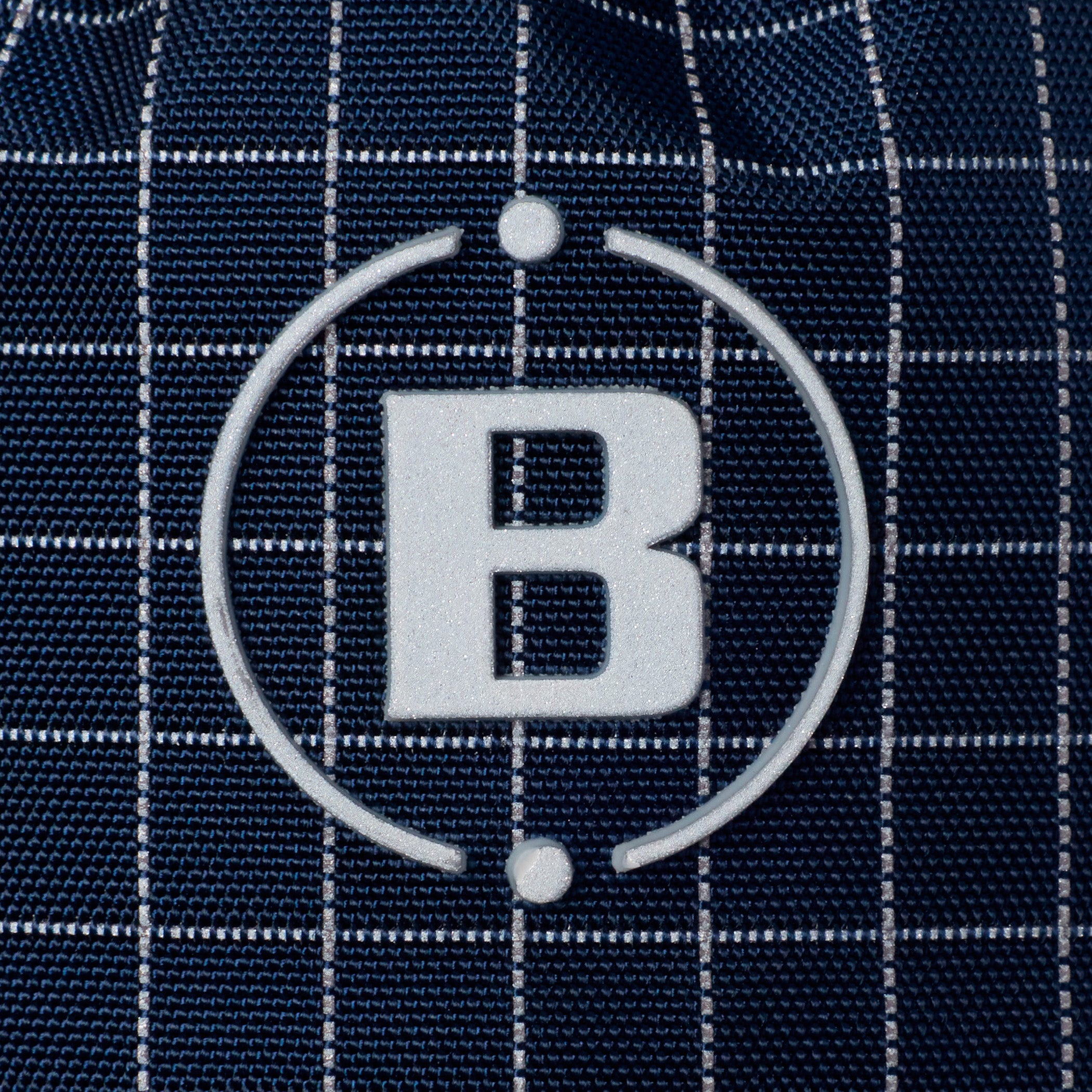 リフレクター素材を用いたBマークロゴ。