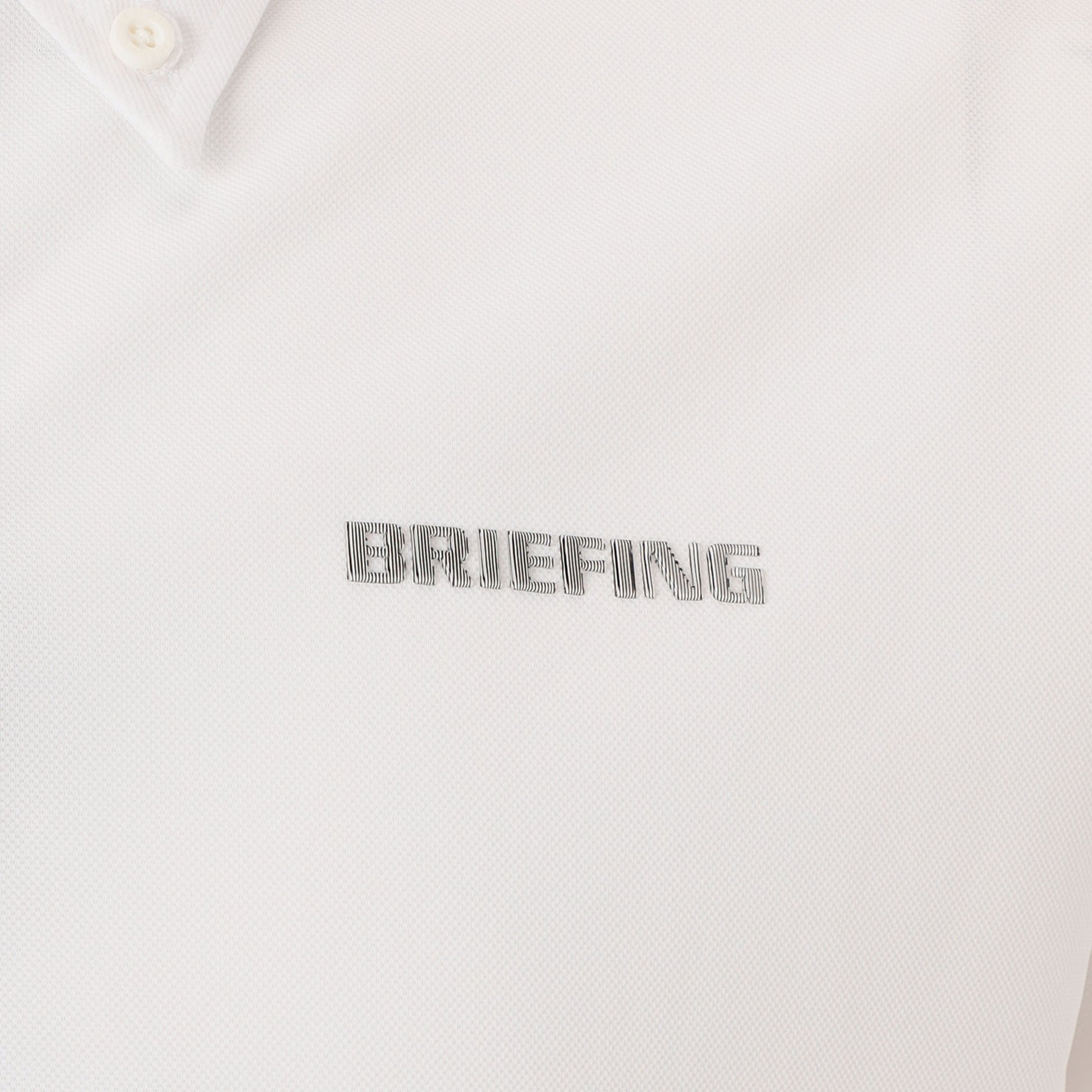 見る角度によって色味や光沢感が変わる立体的なBRIEFINGロゴを胸元に配置。
