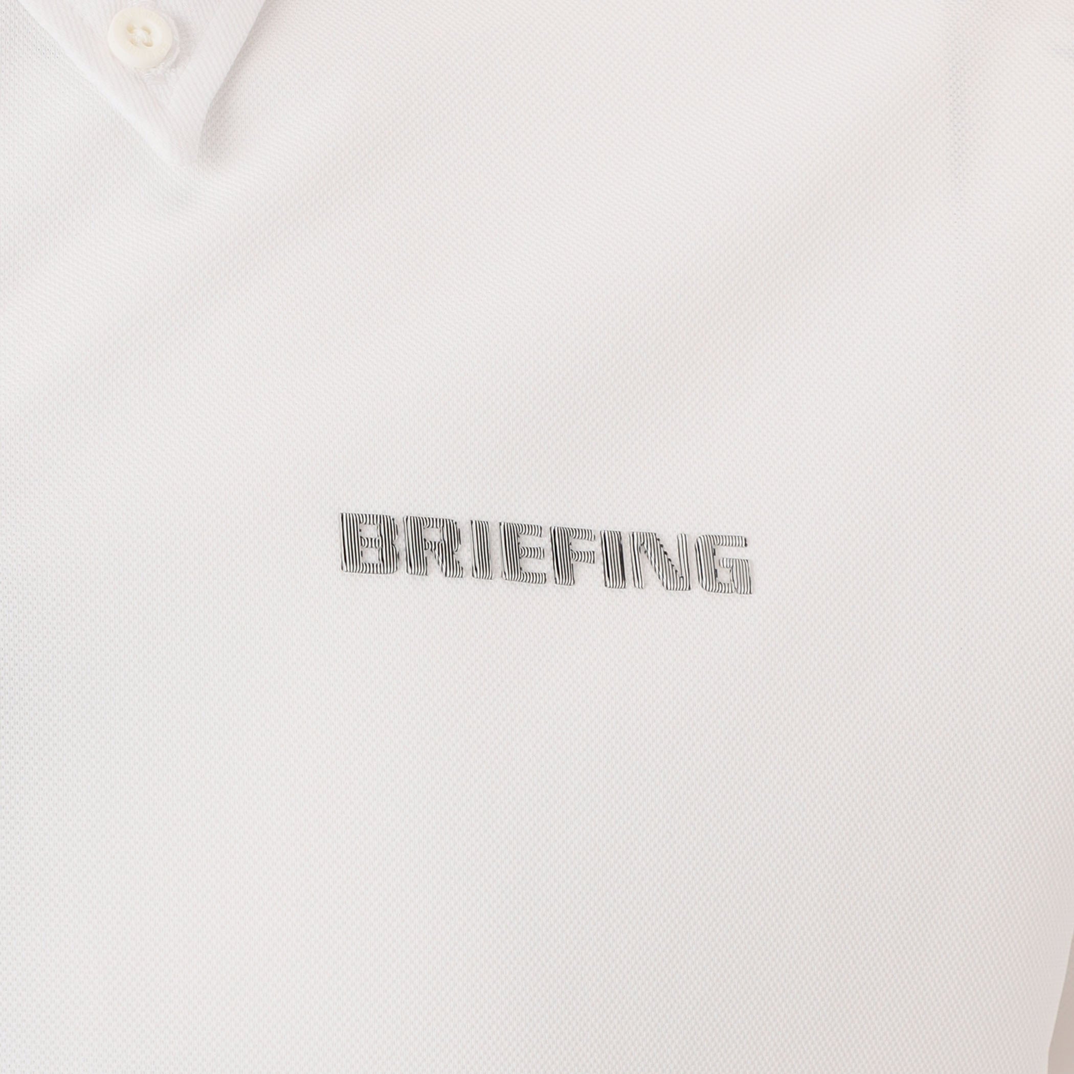 見る角度によって色味や光沢感が変わる立体的なBRIEFINGロゴを胸元に配置。