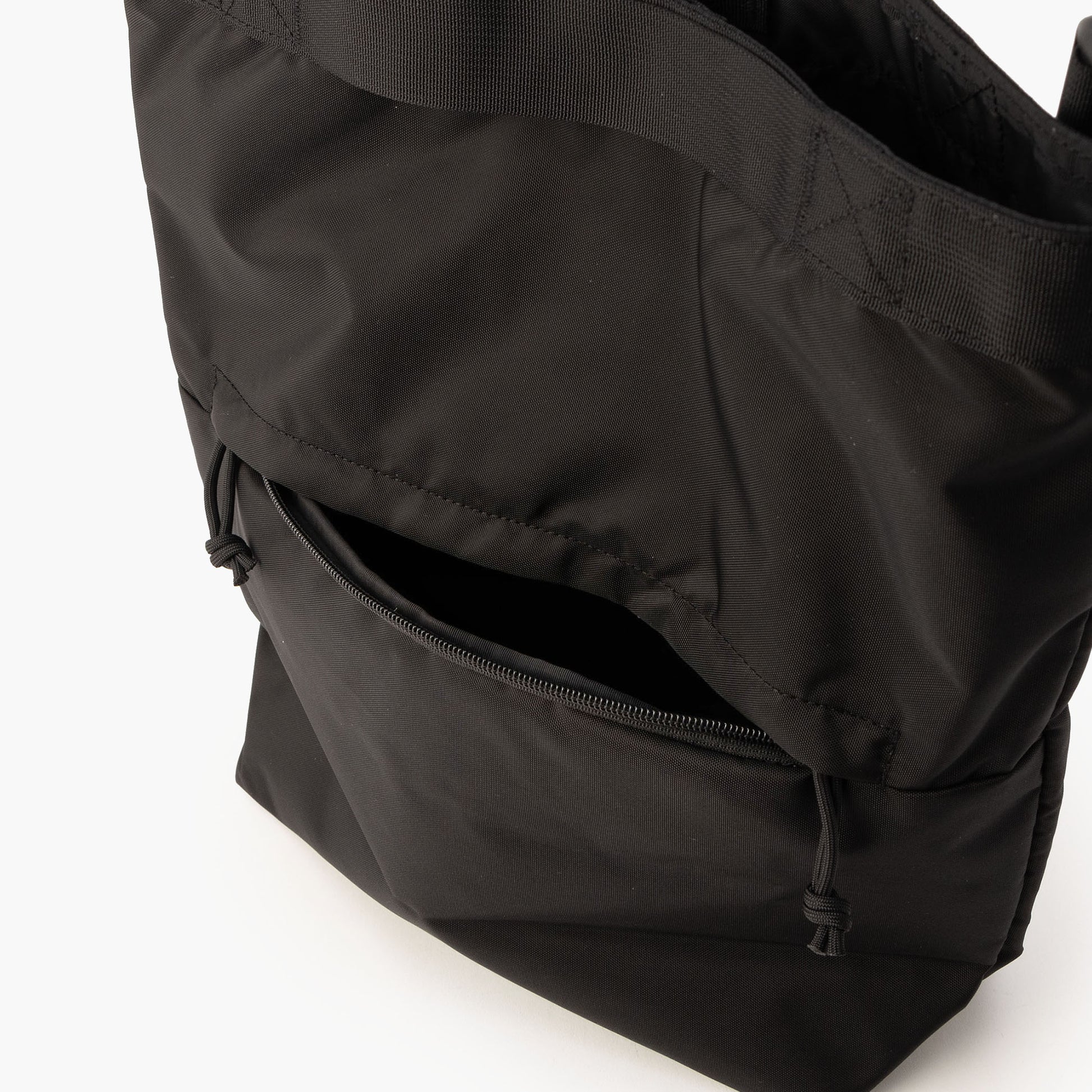 背面には、内装にアクセスできるジップを搭載。カバンを背負った状態で荷物の出し入れが可能です。