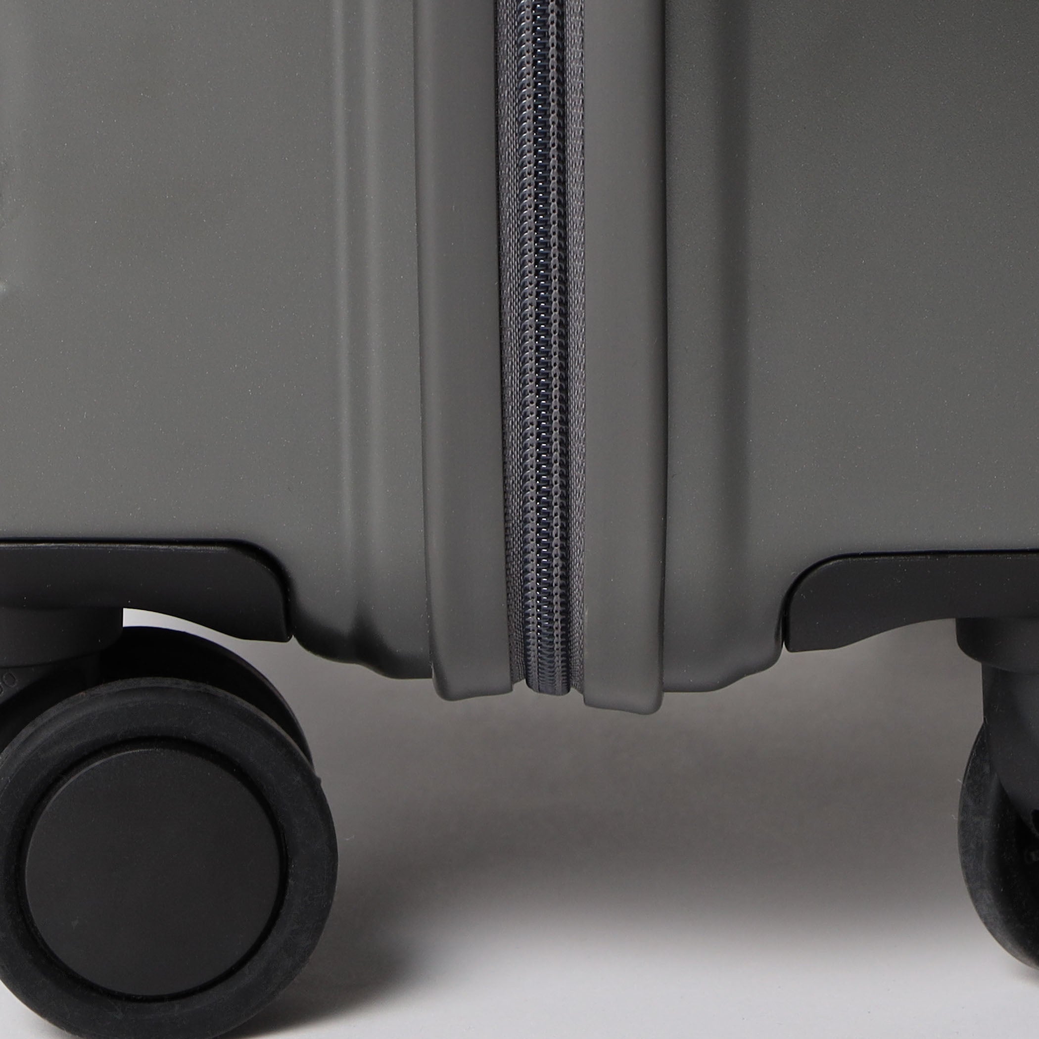 H 34F SD Polycarbonate Carry On Suitcase - BRIEFING Official