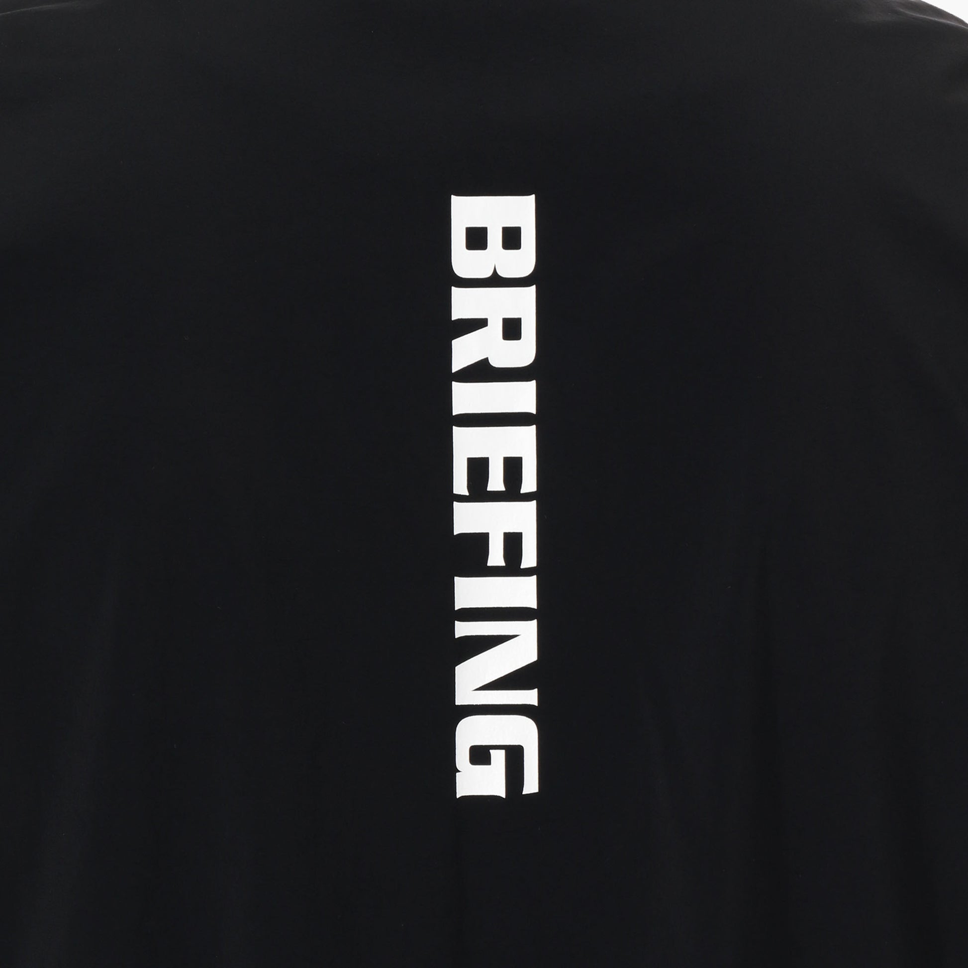 背面には大胆にBRIEFINGロゴのプリントを配置。