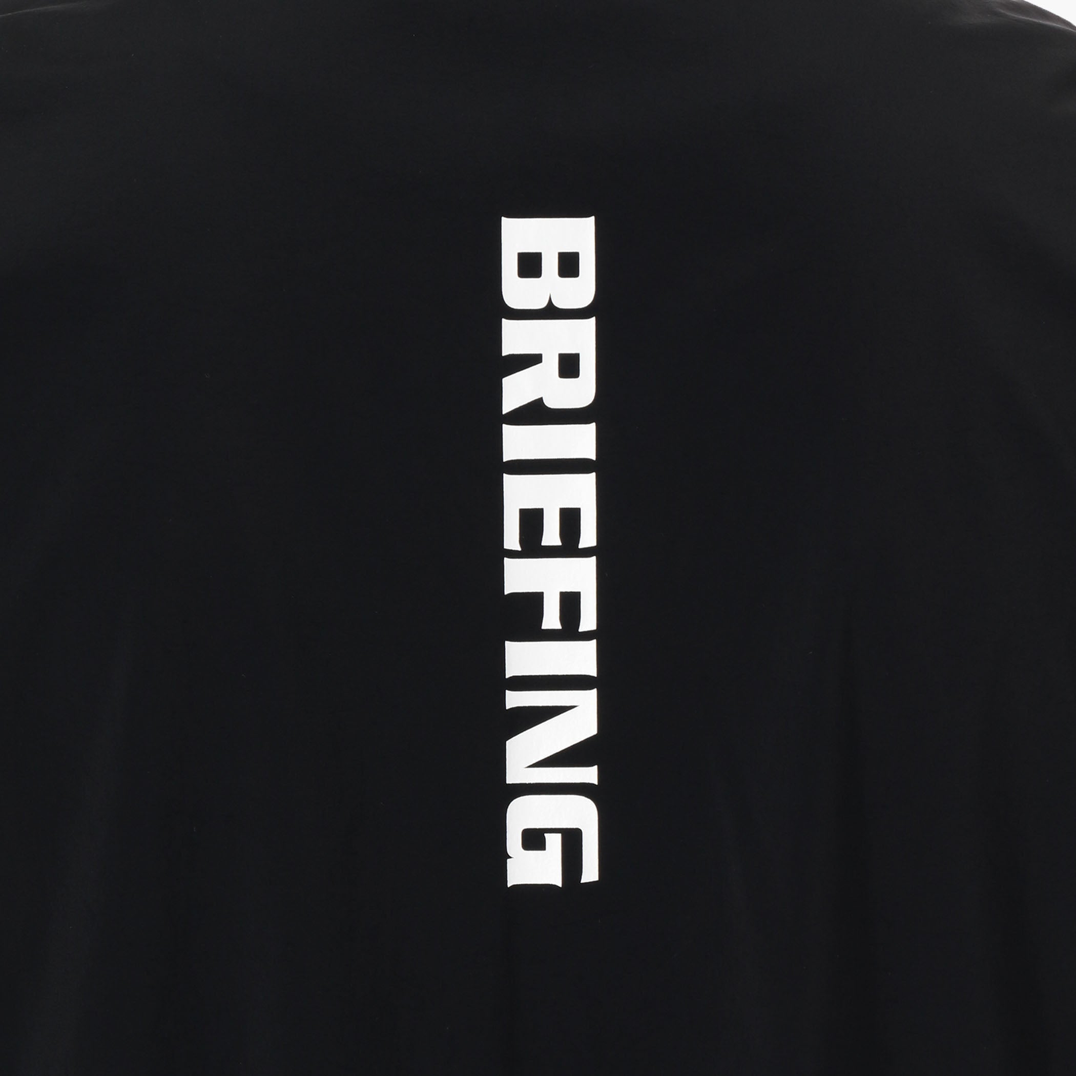 背面には大胆にBRIEFINGロゴのプリントを配置。