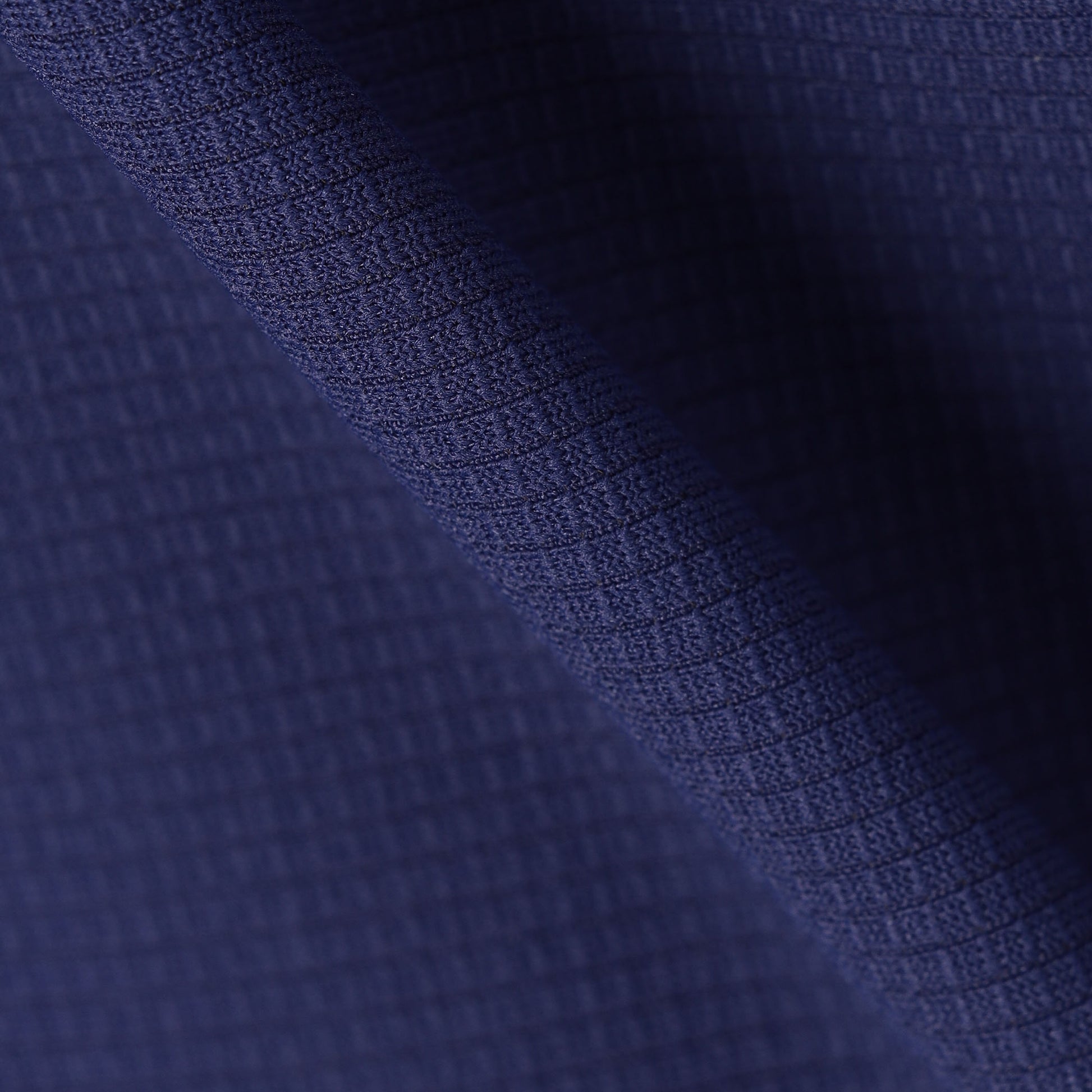 リサイクルポリエステル｢ECO BLUE｣を用いたストレッチメッシュ素材をメインに使用。
