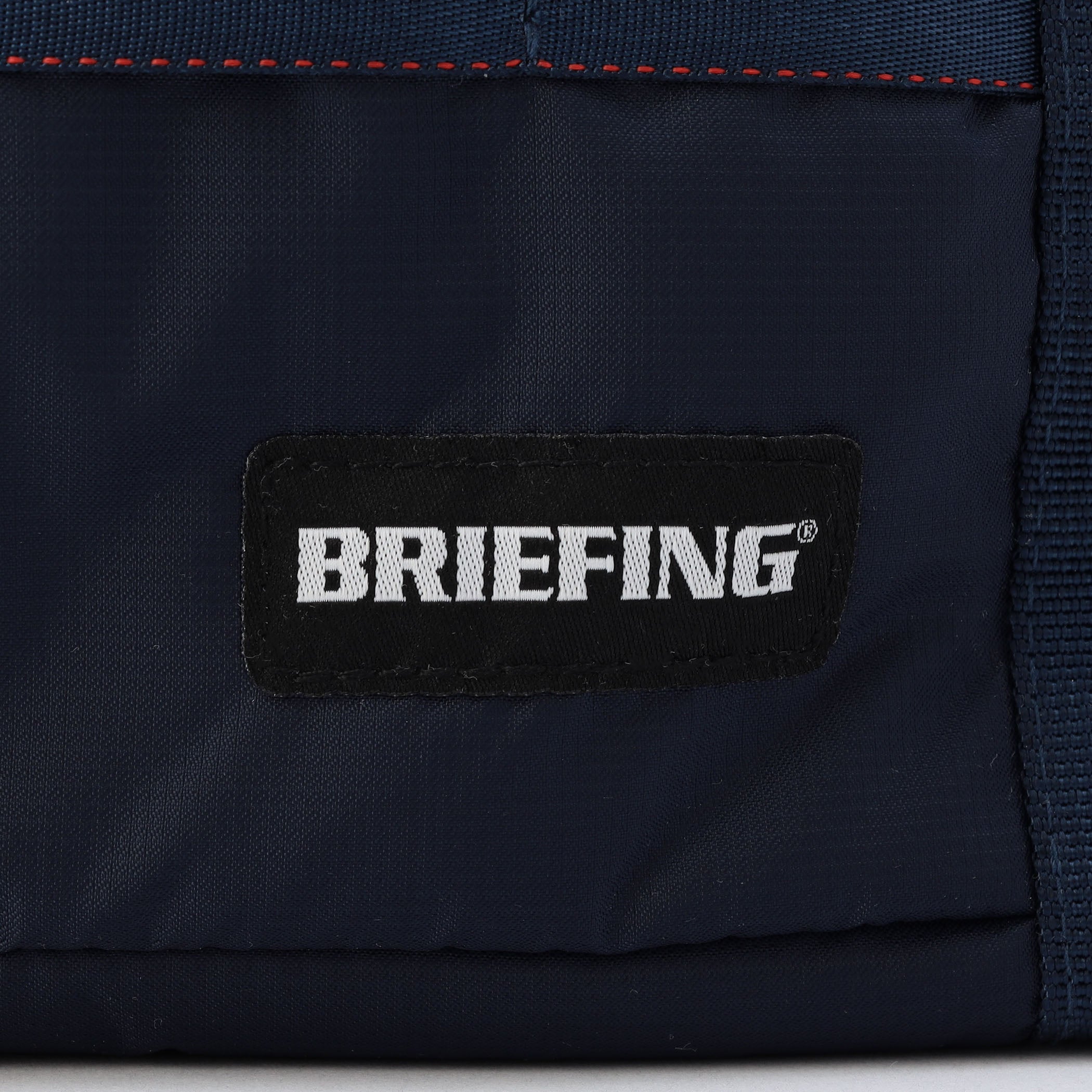 100デニールのコーデュラナイロンをドビー織機にてマイクロリップに織り上げた、BRIEFING GOLFオリジナルの素材をメインに使用。