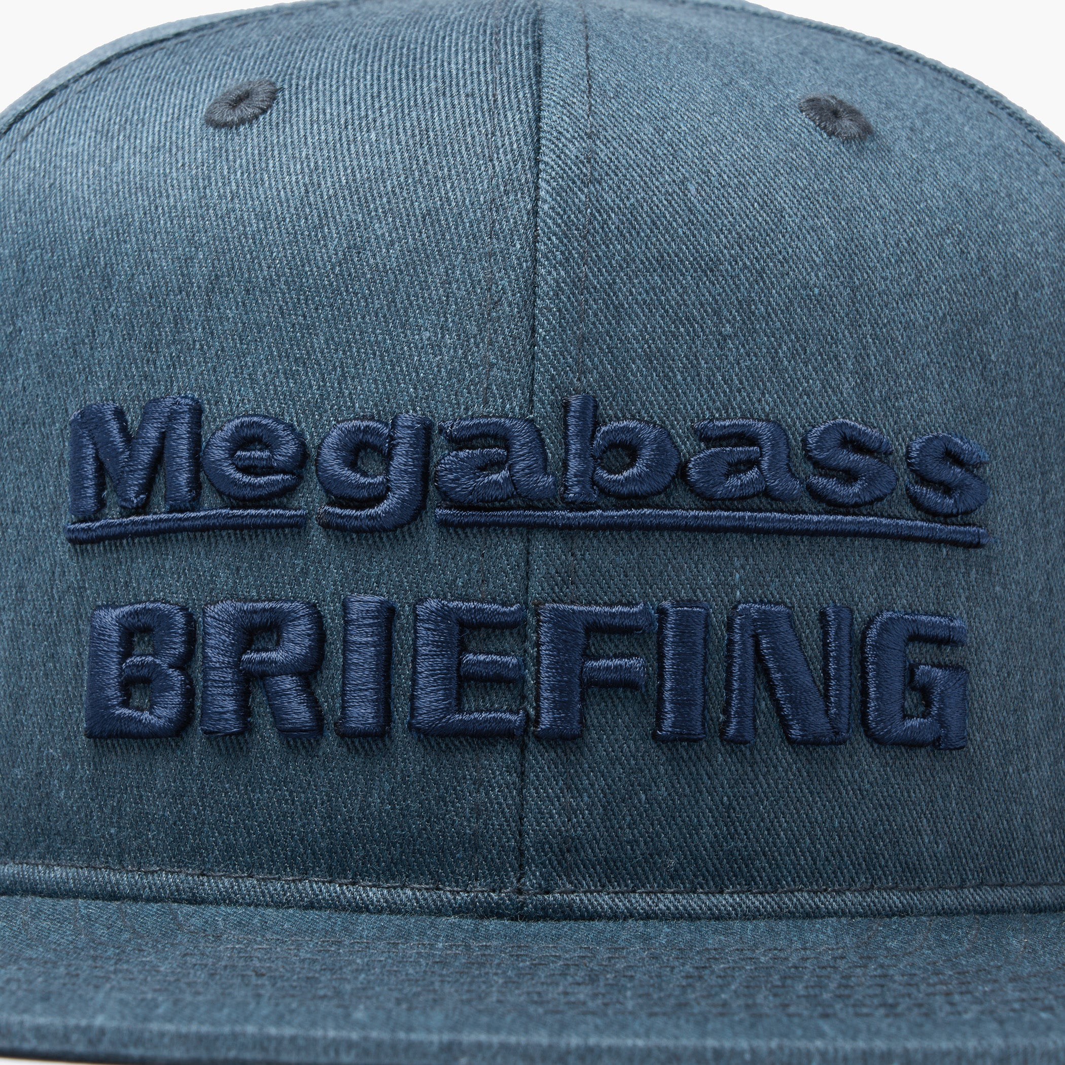 立体感のあるMegabass BRIEFINGロゴ刺繍を配置。