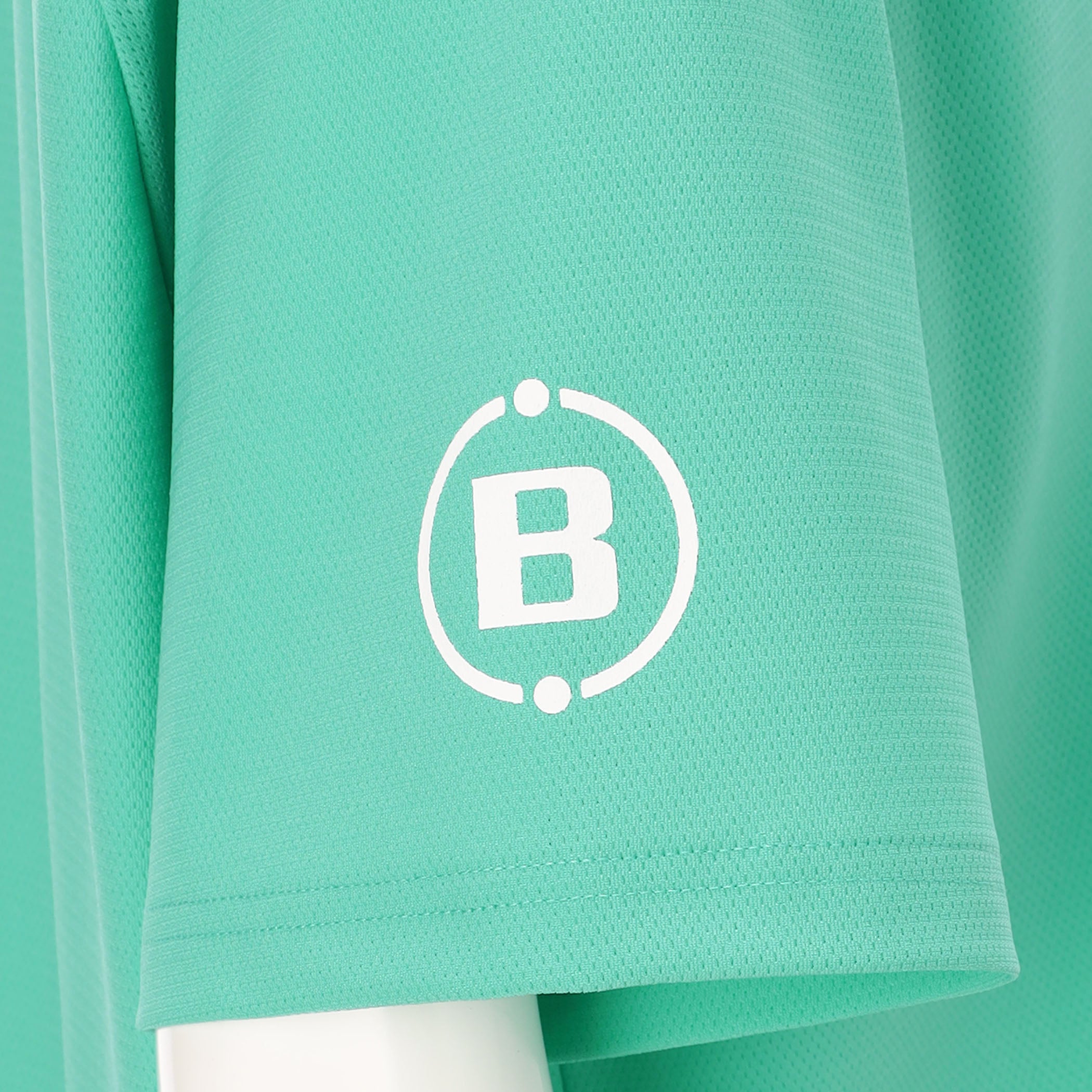 袖にはBマークロゴをあしらいました。