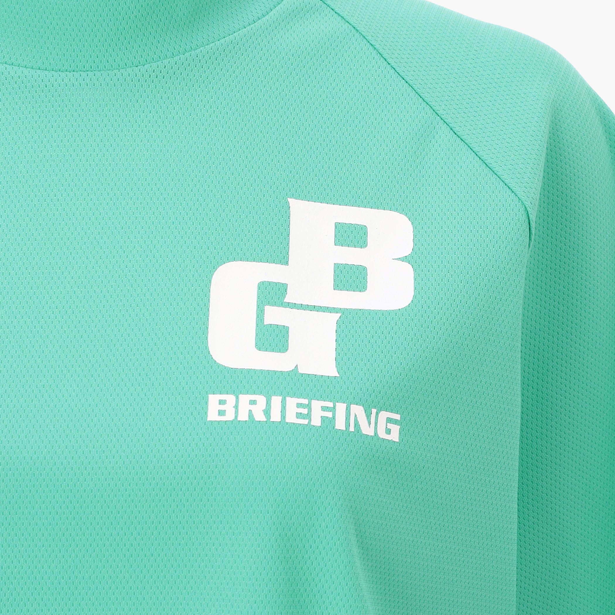 左胸にBGロゴと「BRIEFING」のテキストを大胆に配置。