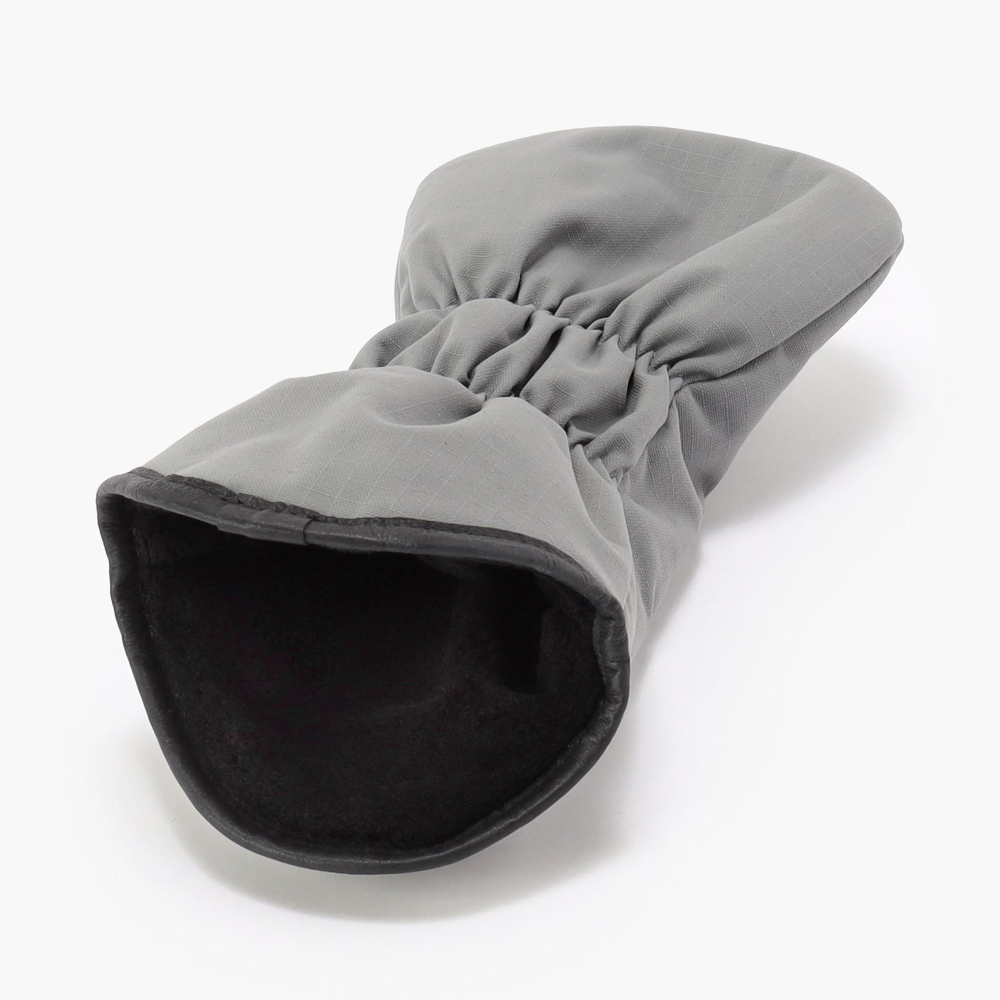 カバー内部にはボア素材を用いることで、クッション性を高め、クラブに傷がつきにくい構造に。