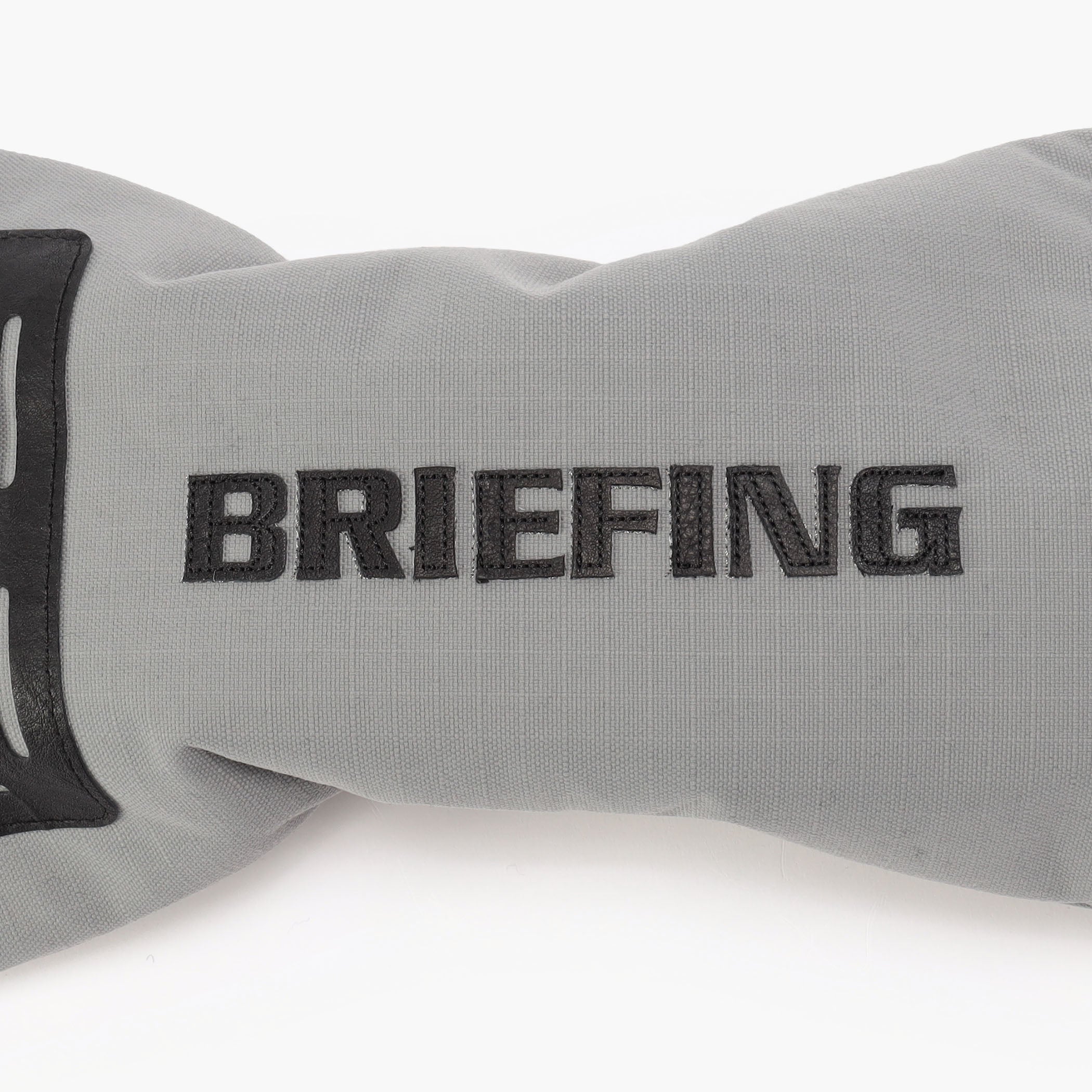 アクセントとして各所に配したレザーパッチには、ECCO LEATHER社製のレザーにDYNEEMA（R）を重ねたハイブリットレザーを使用。