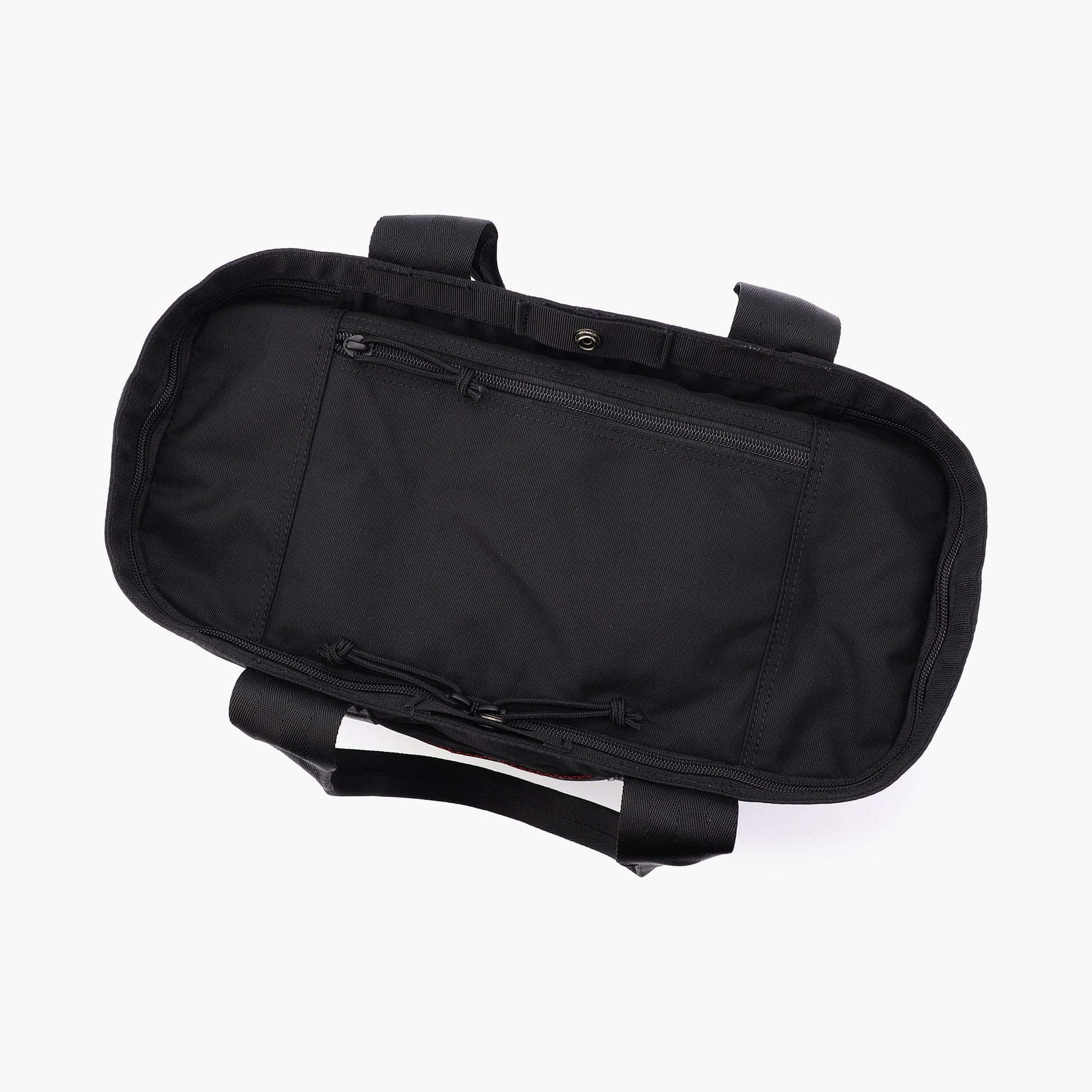 荷物が多い際は、天蓋を閉めてボックス型のトートバッグとしても使用可能。開口部いっぱいまで荷物を収納できるだけでなく、中にいれた荷物の目隠しにもなります。