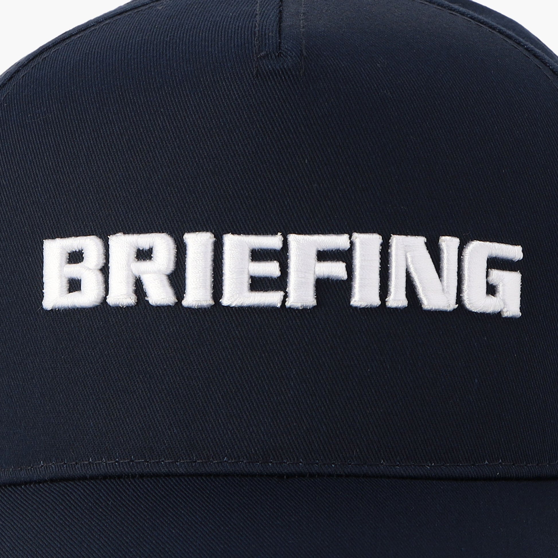 フロントにはBRIEFINGロゴを、サイドには星条旗モチーフを刺繍であしらいさりげないアクセントに。