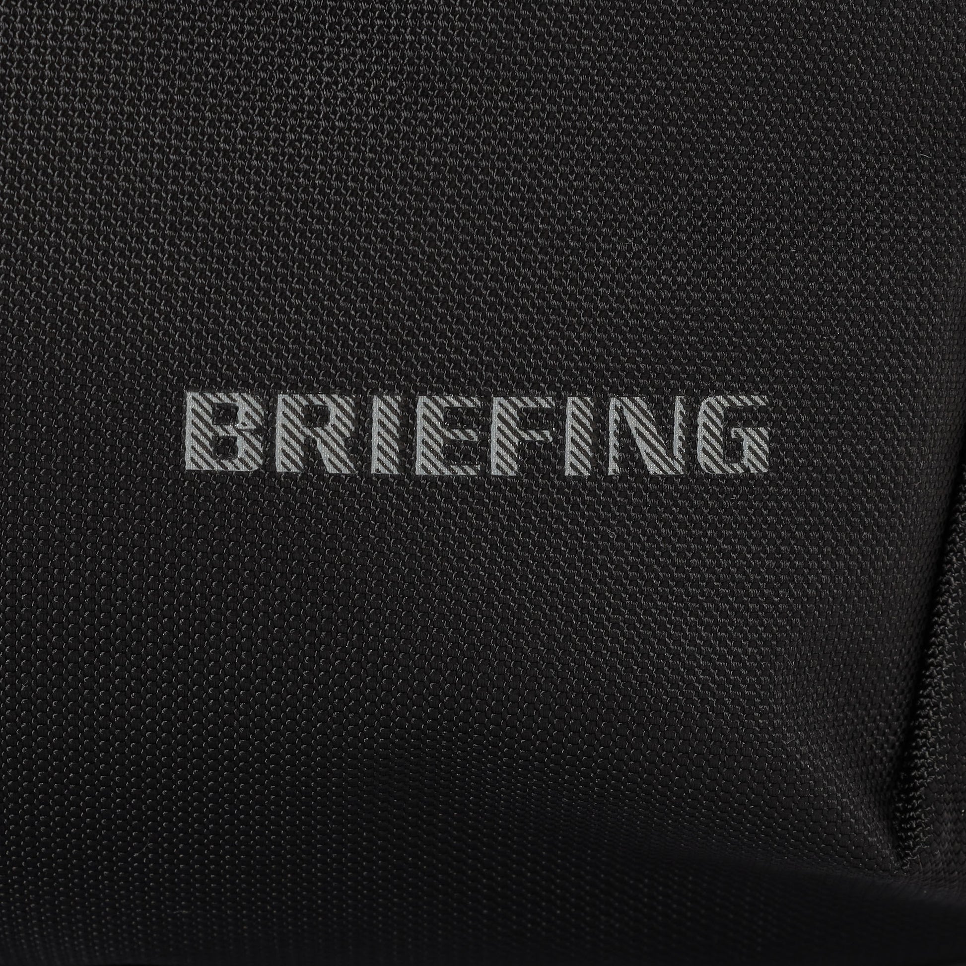 夜間時の移動に配慮し、フロントのBRIEFINGロゴとウェビングテープの下側はリフレクター仕様に。