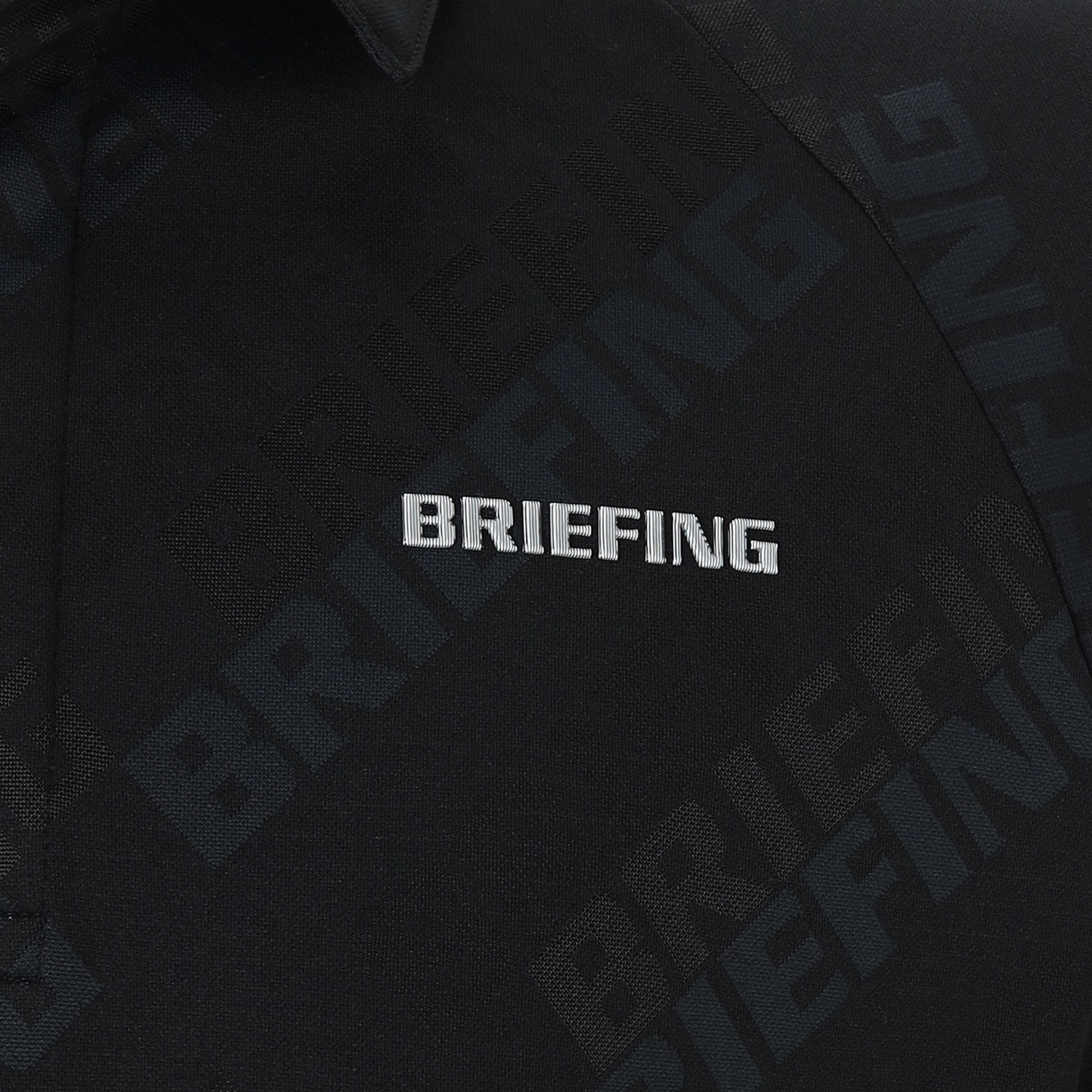 見る角度によって色味や光沢が変化して見えるBRIEFINGロゴを胸元に配置。