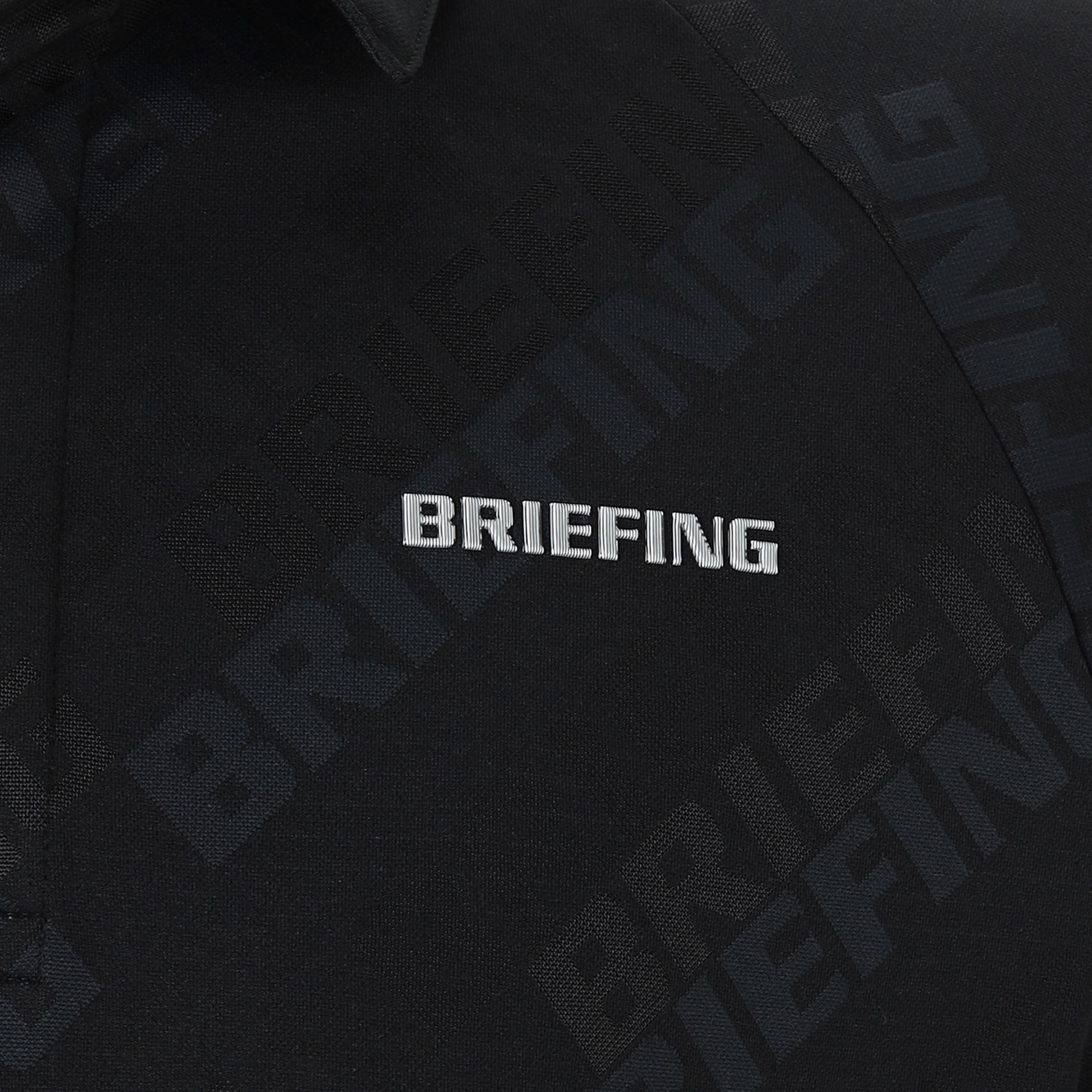 見る角度によって色味や光沢が変化して見えるBRIEFINGロゴを胸元に配置。