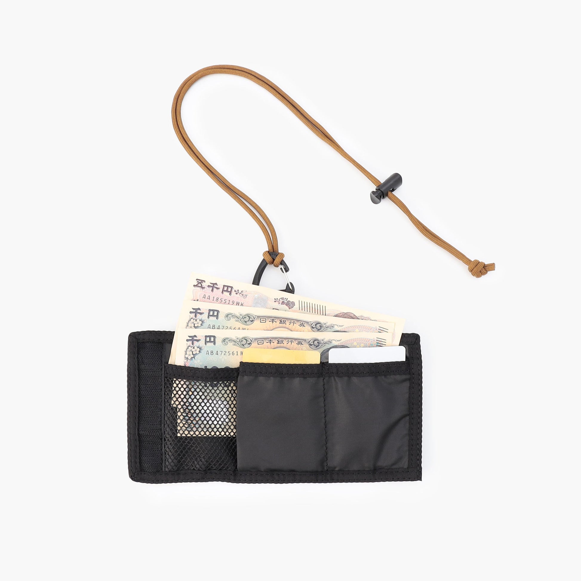 お札、硬貨、カードそれぞれ別々の収納部を設けているので、出し入れもスムーズです。