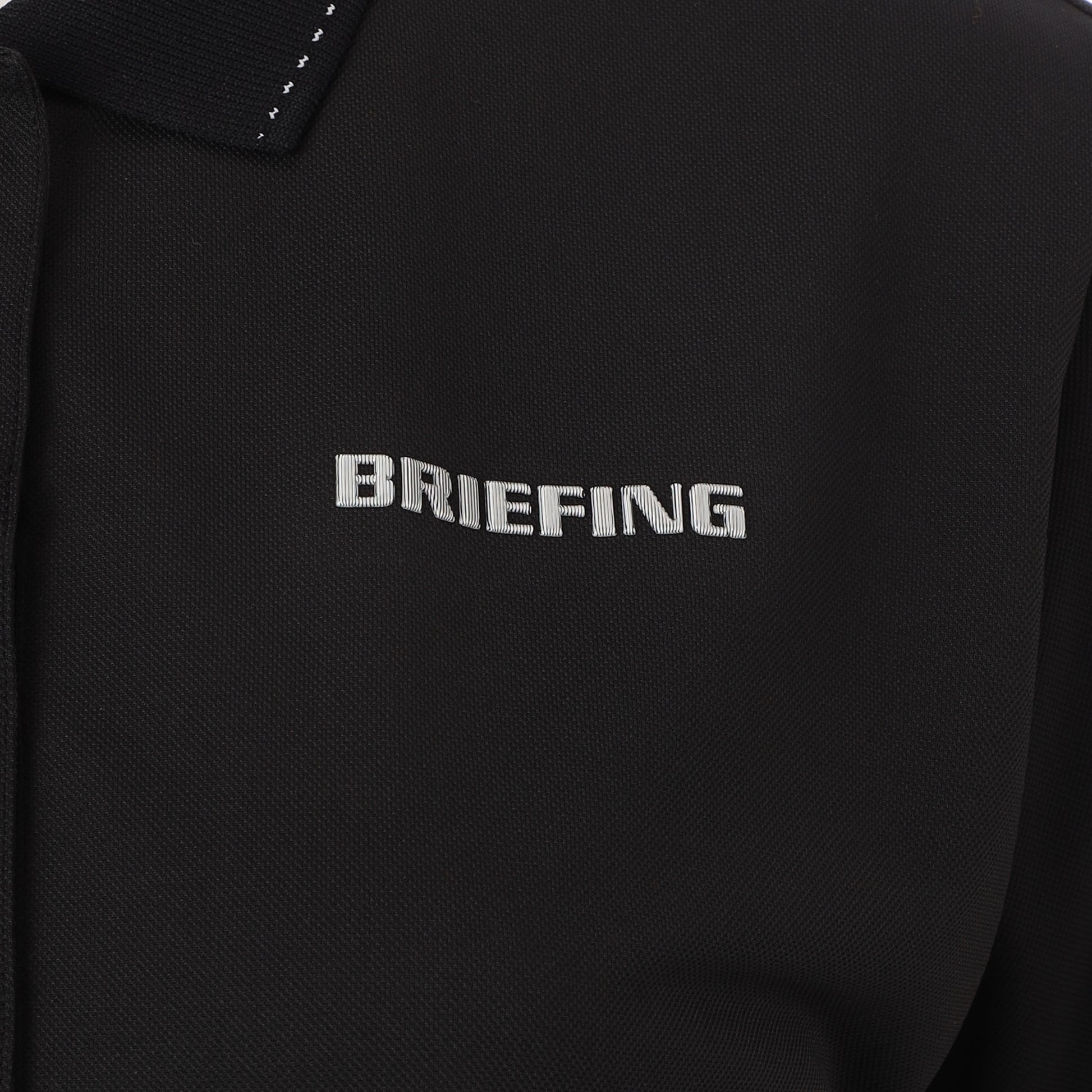 左胸にはBRIEFINGロゴを、右袖にはBマークロゴを配し、さりげないアクセントに。