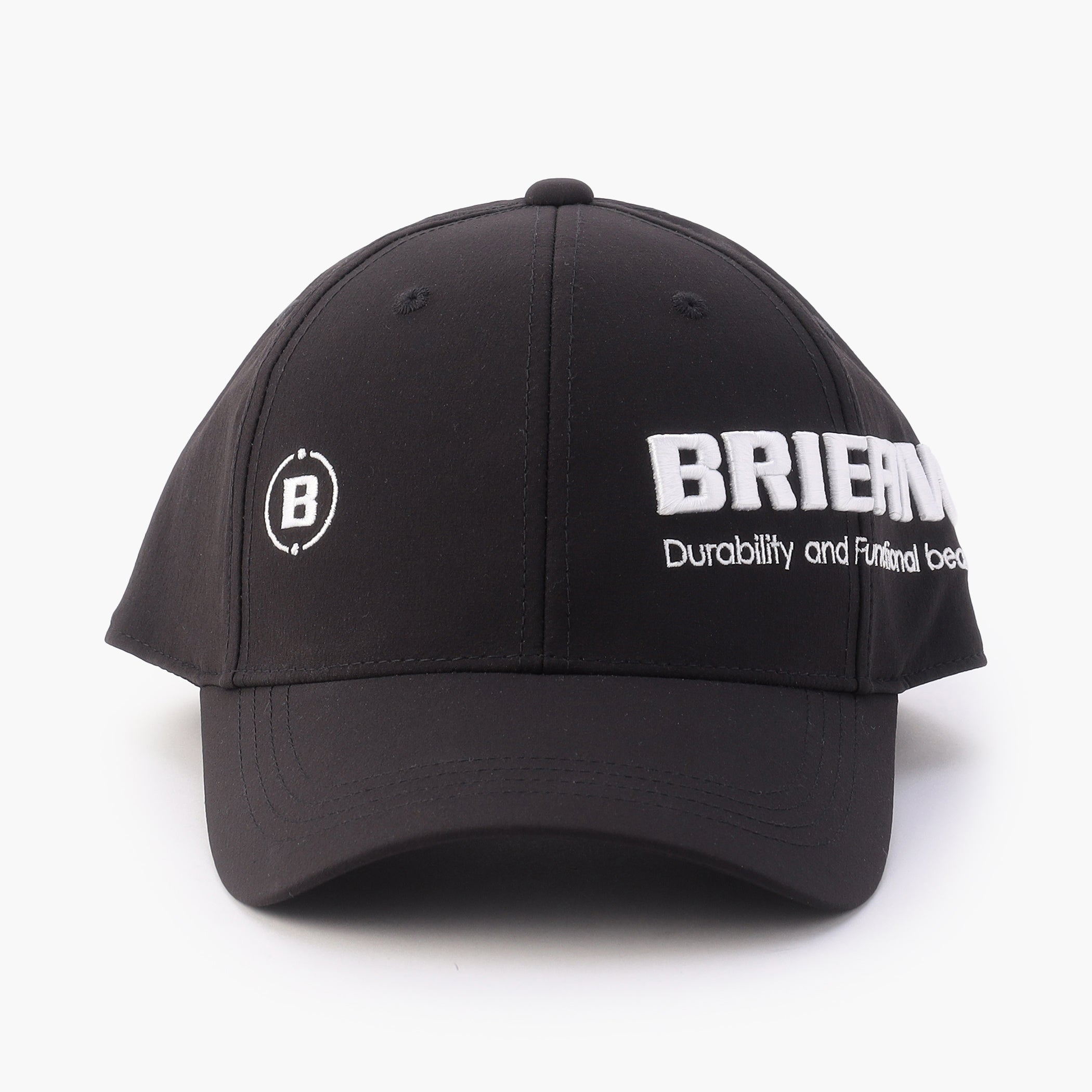 左パネルにBマーク、右パネルにBRIEFING GOLFのロゴ刺繍をアシンメトリーに配置。見る角度によって、表情を変えるアクセントに。