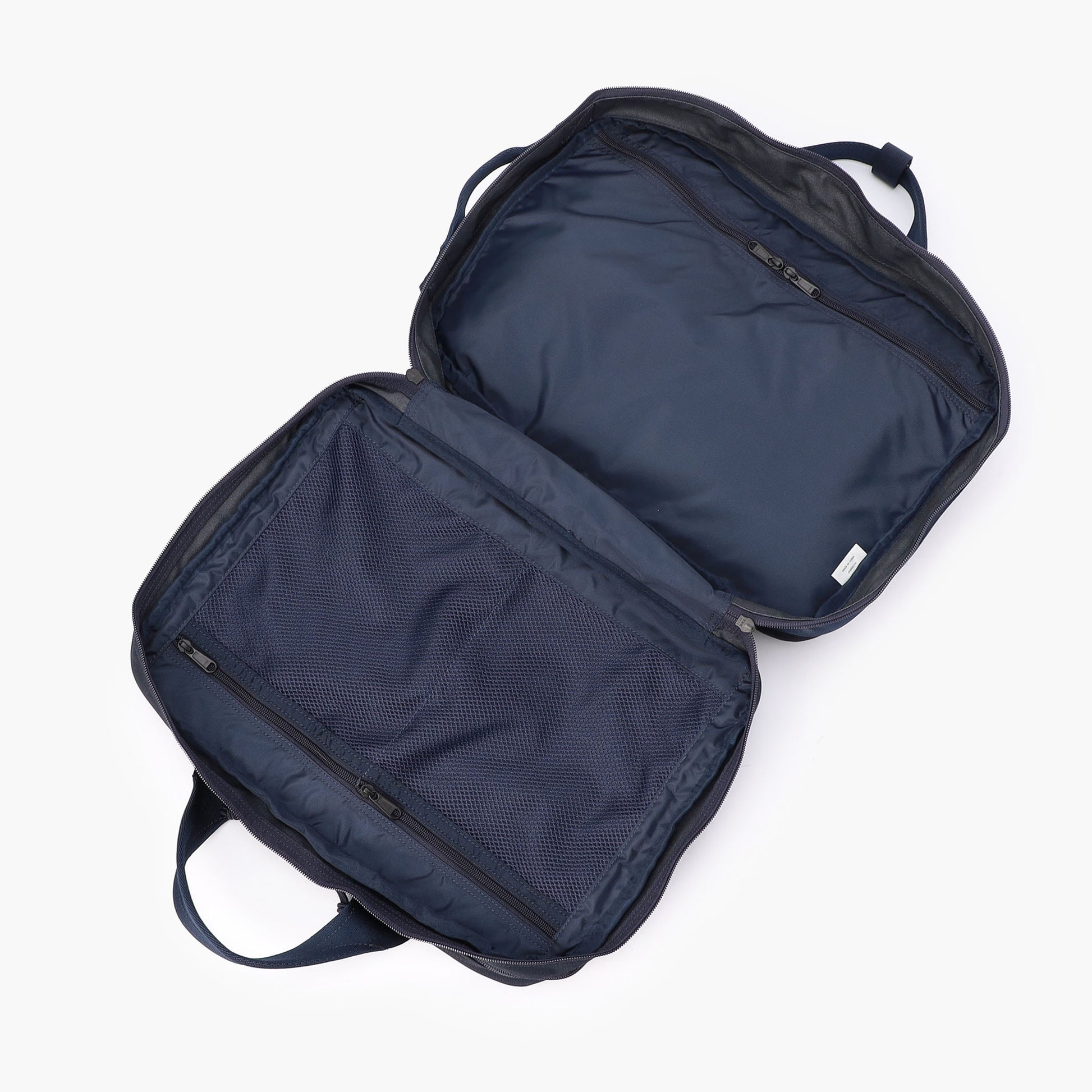 一番大きな収納部は180度フルオープンできるので、荷物の出し入れがしやすいです。