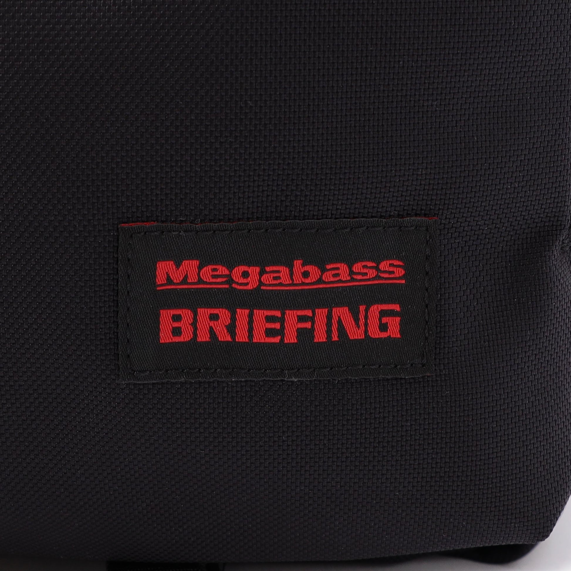 フロントにはコラボの証である Megabass×BRIEFING のレーベルタグを配置しました。