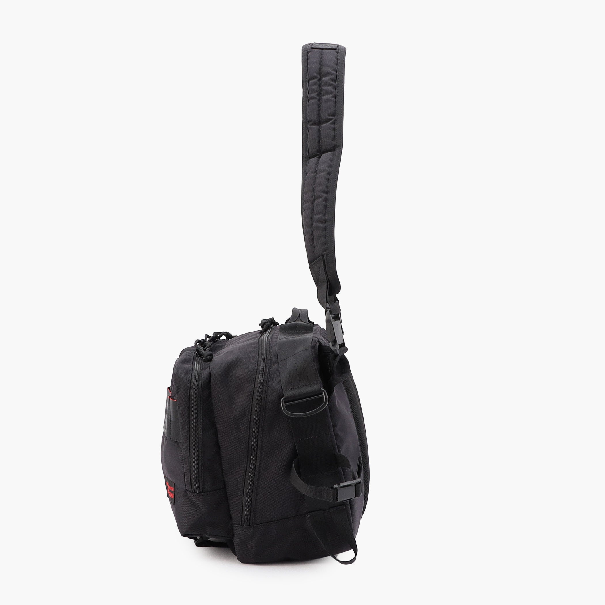 前胴に向かって斜めに開くメインファスナーは、開口部が大きく開くので、メイン収納内部へのアクセスが容易です。