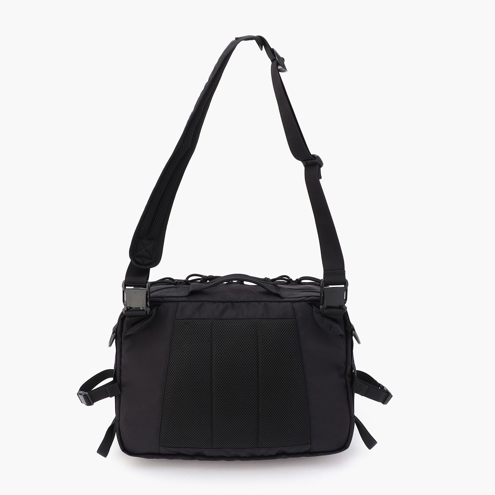 重い荷物を入れた際に肩の負担を軽減できるように、ショルダーストラップには肩パッドを搭載。