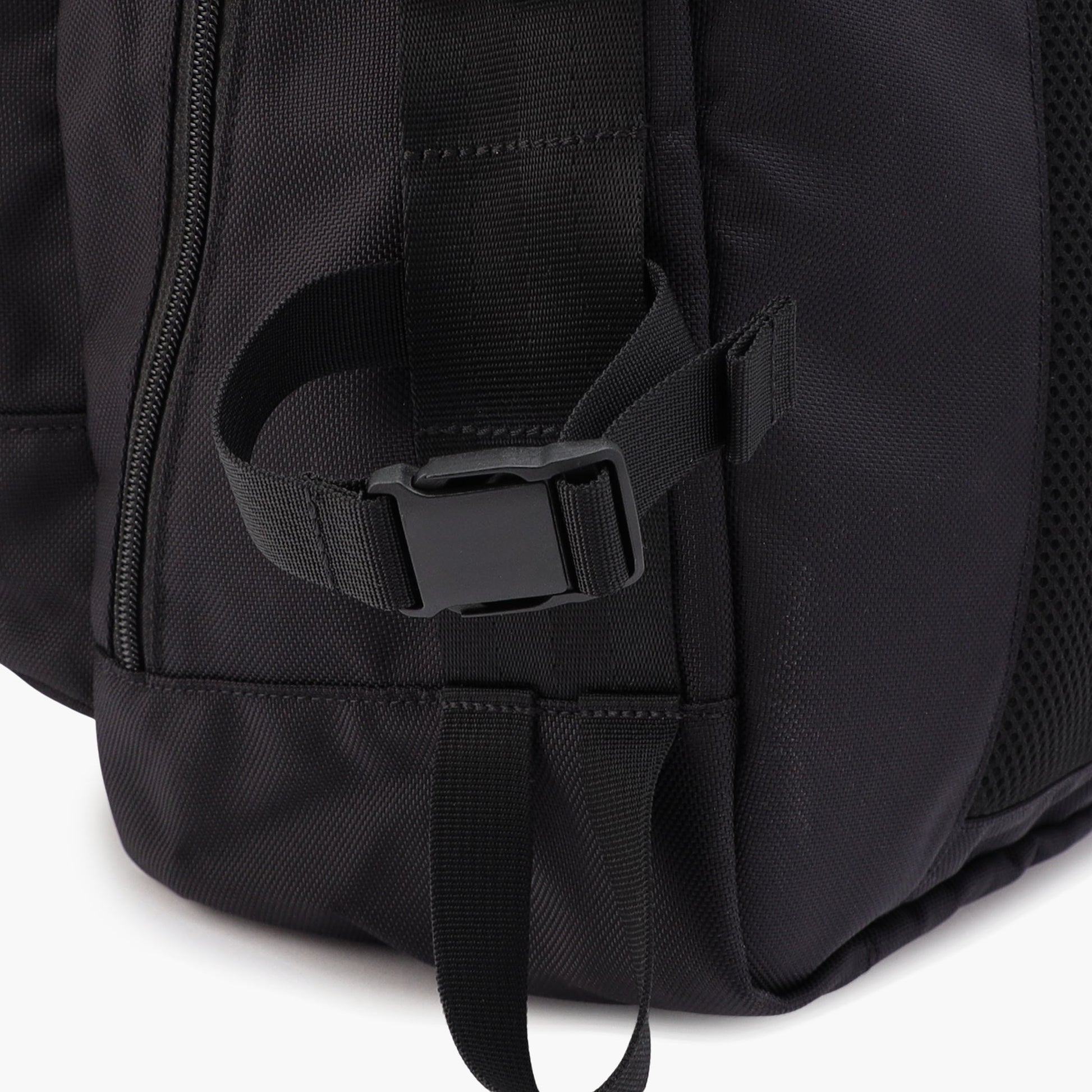 ロッド(竿)やリールなど、取り付けるものに合わせてベルトを締められるように、サイドには調整可能なストラップを搭載。