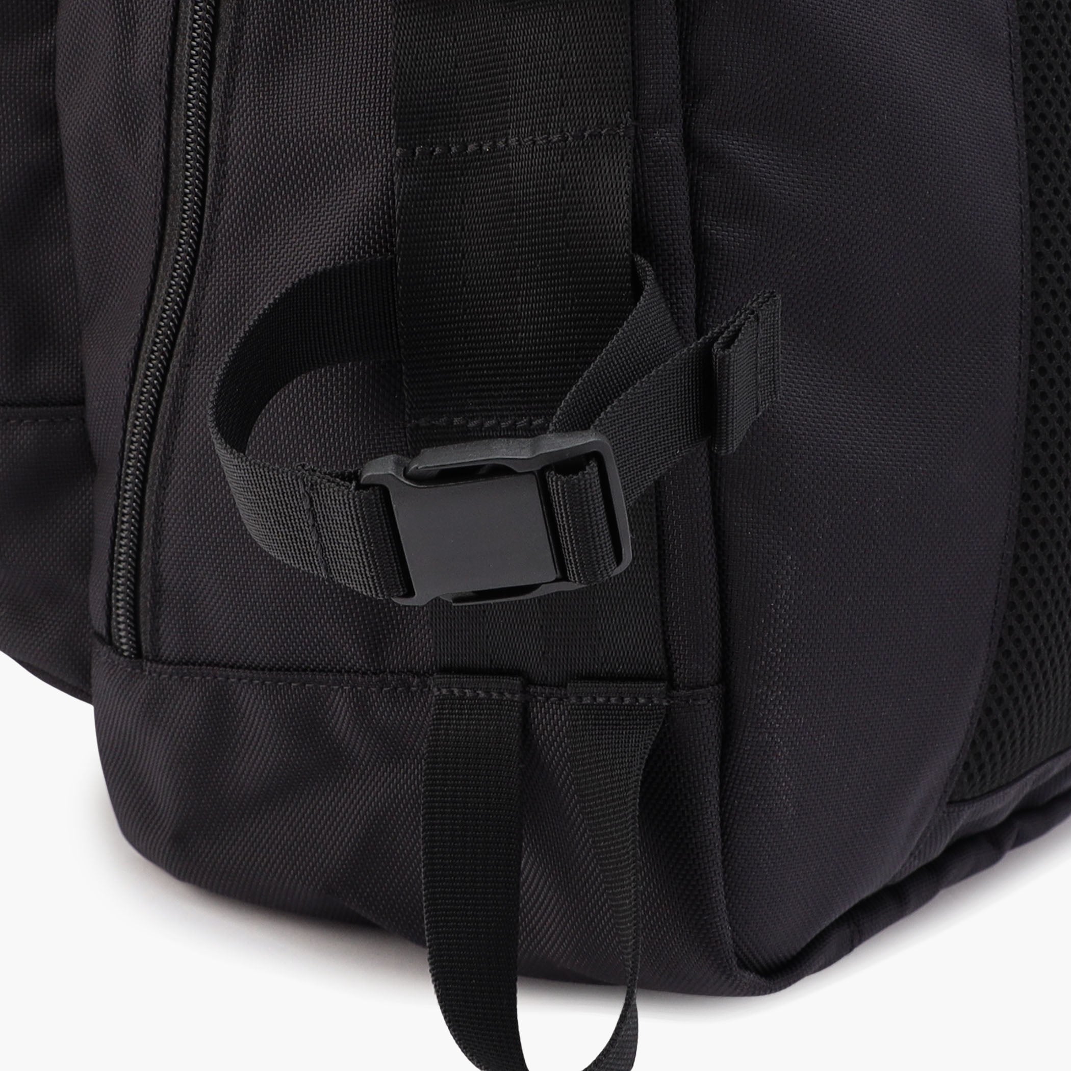 ロッド(竿)やリールなど、取り付けるものに合わせてベルトを締められるように、サイドには調整可能なストラップを搭載。