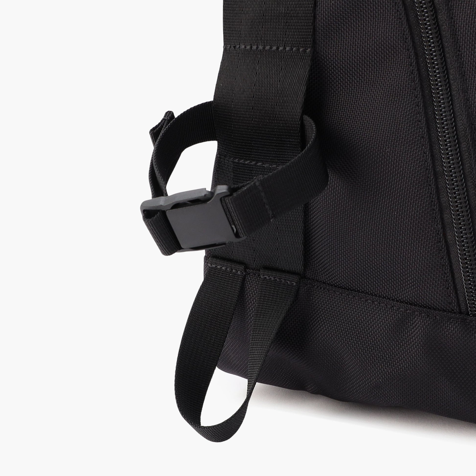 ロッド(竿)やリールなど、取り付けるものに合わせてベルトを締められるように、サイドには調整可能なストラップを搭載。