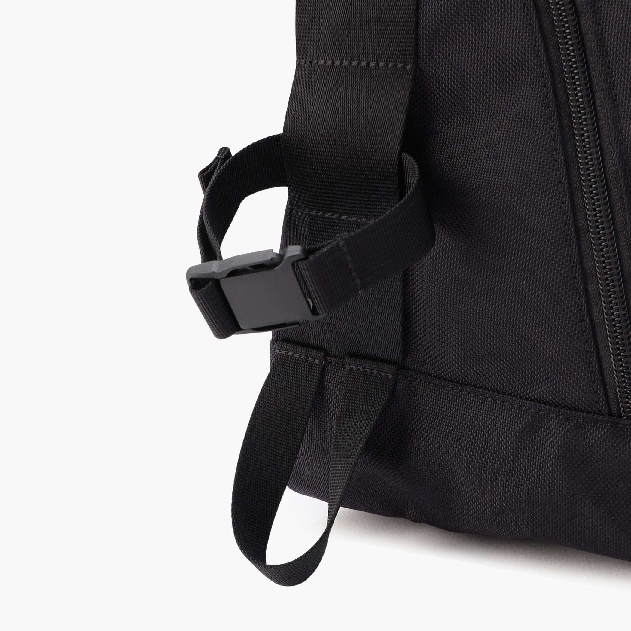 ロッド(竿)やリールなど、取り付けるものに合わせてベルトを締められるように、サイドには調整可能なストラップを搭載。