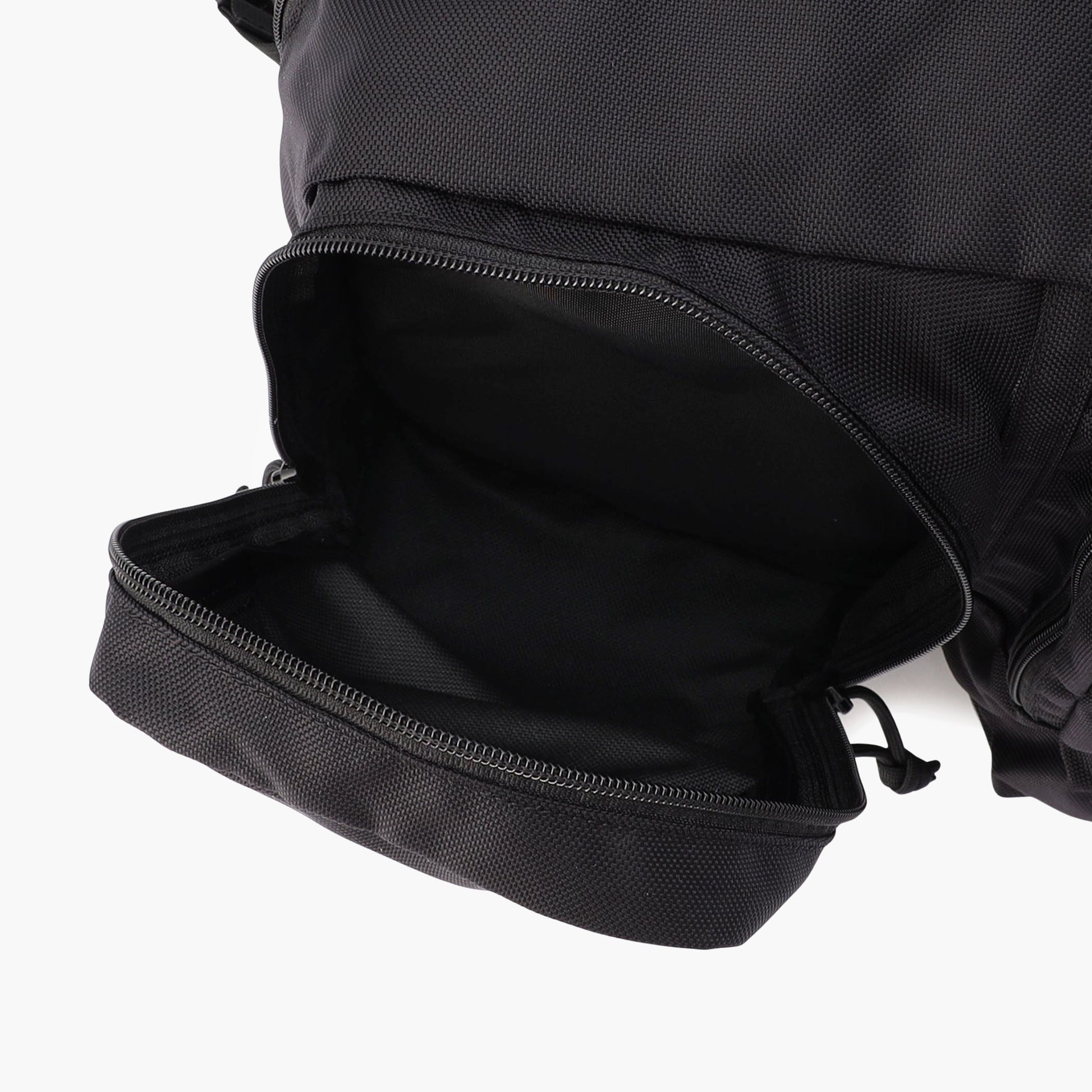 異なるサイズにセパレートされたフロントポケットは、様々なルアーボックスを機能的に収納することが可能。