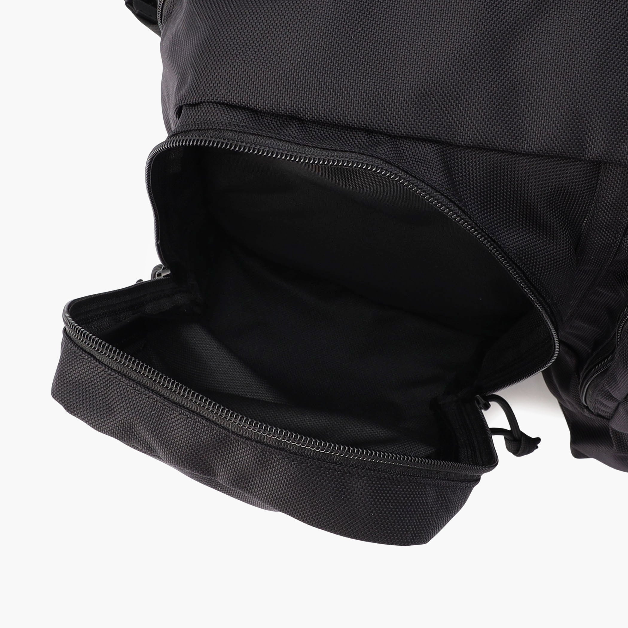 異なるサイズにセパレートされたフロントポケットは、様々なルアーボックスを機能的に収納することが可能。