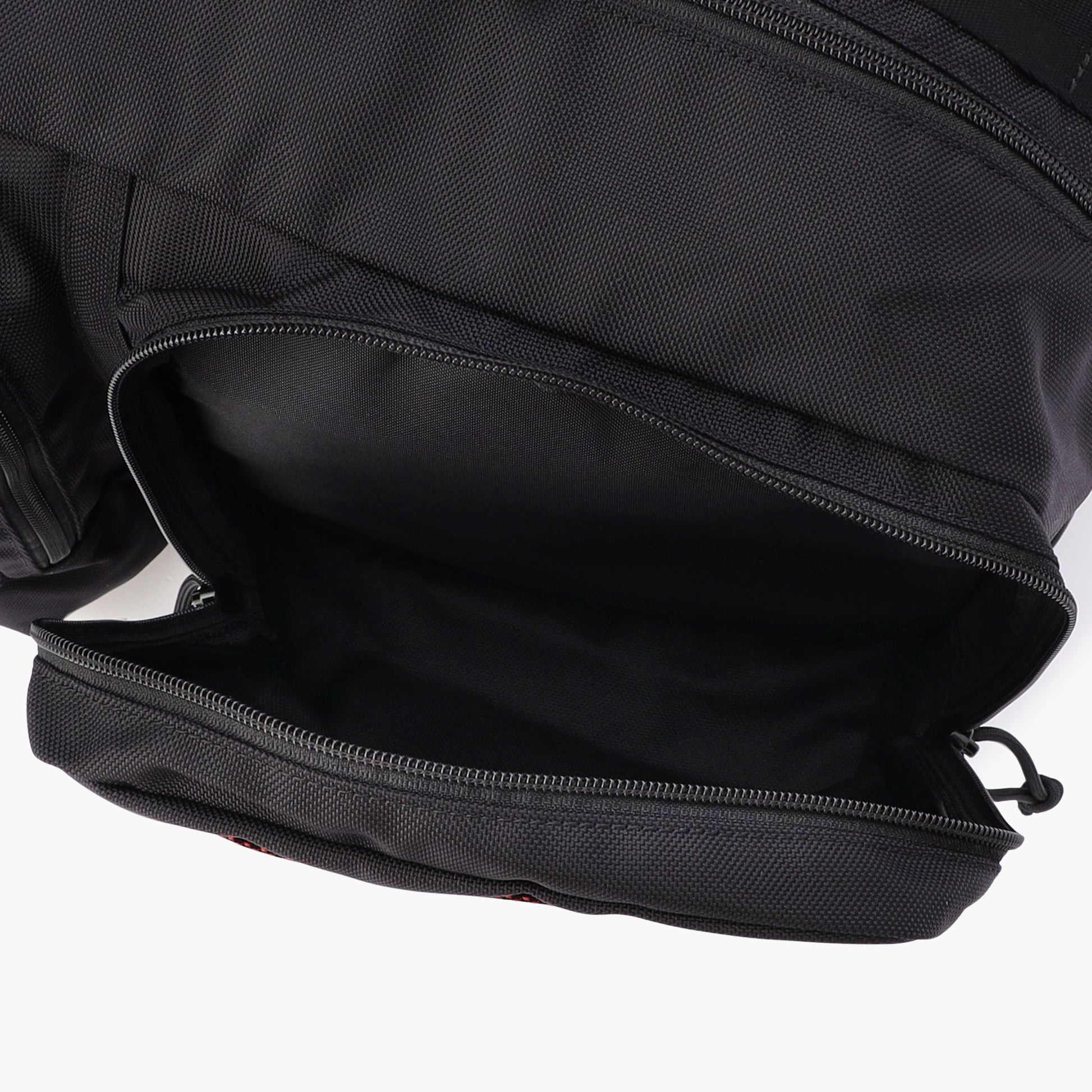 異なるサイズにセパレートされたフロントポケットは、様々なルアーボックスを機能的に収納することが可能。