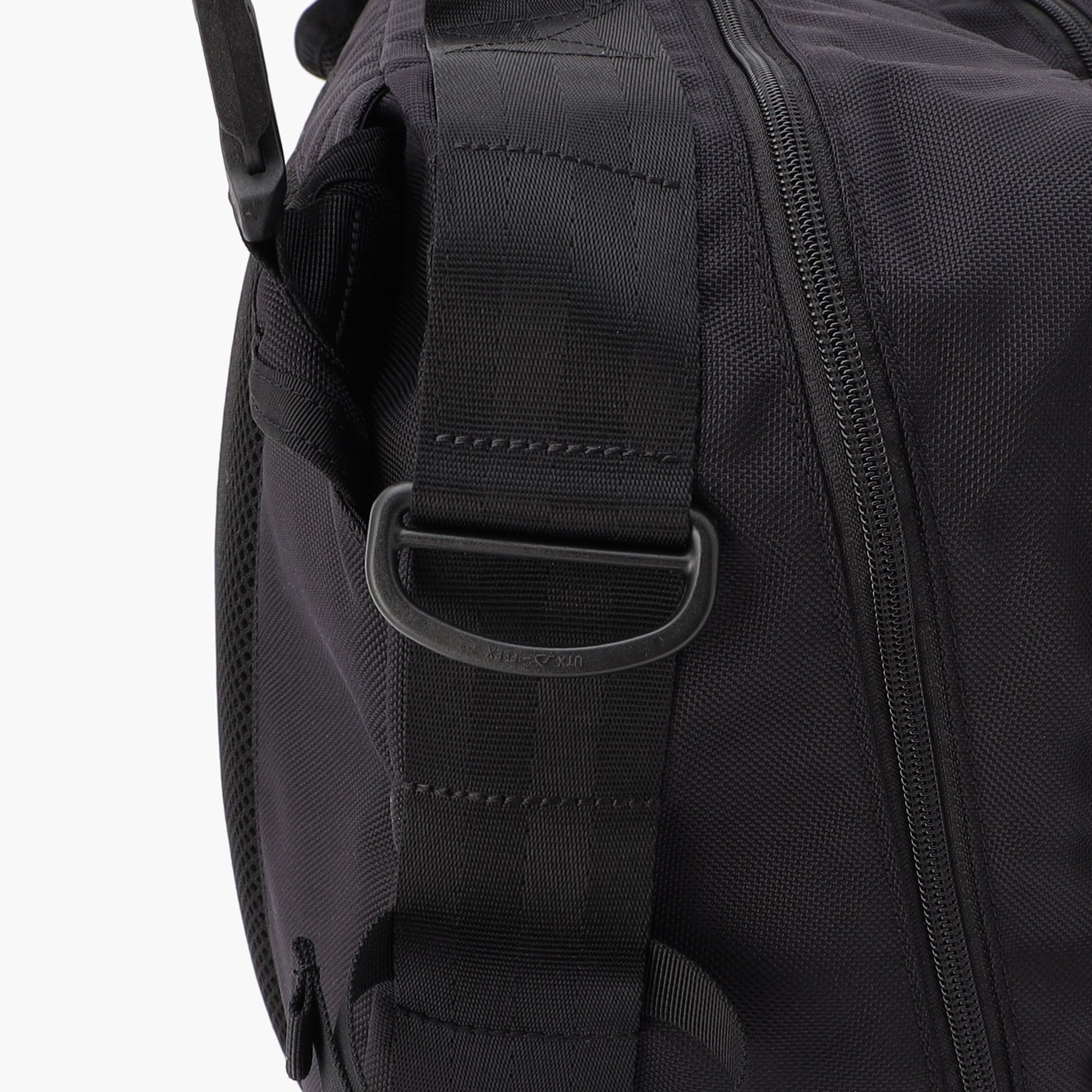 ランディングネットやフィッシンググリップなどを取り付けることができるDリング付き。また、各所にウェービングテープを配し、拡張性に優れる仕様に。