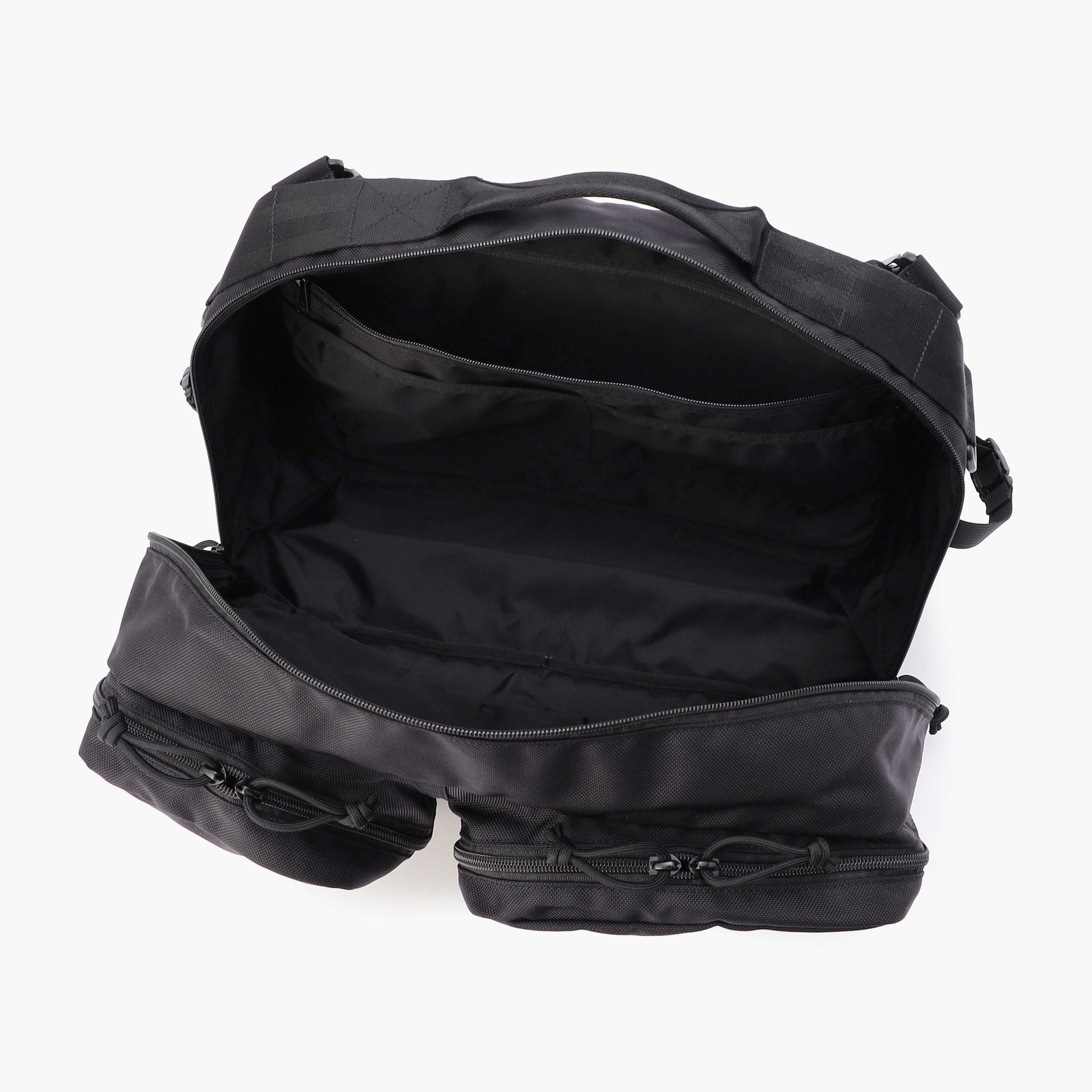 内側には仕分けに便利なポケット複数を搭載。