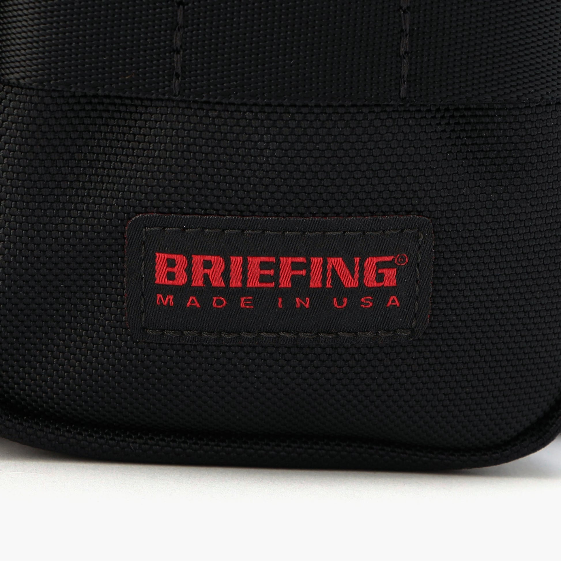 BRIEFINGが使用しているマテリアルの中で最もヘビーな、強度や耐久性、耐摩耗性に優れた「バリスティックナイロン」を採用。