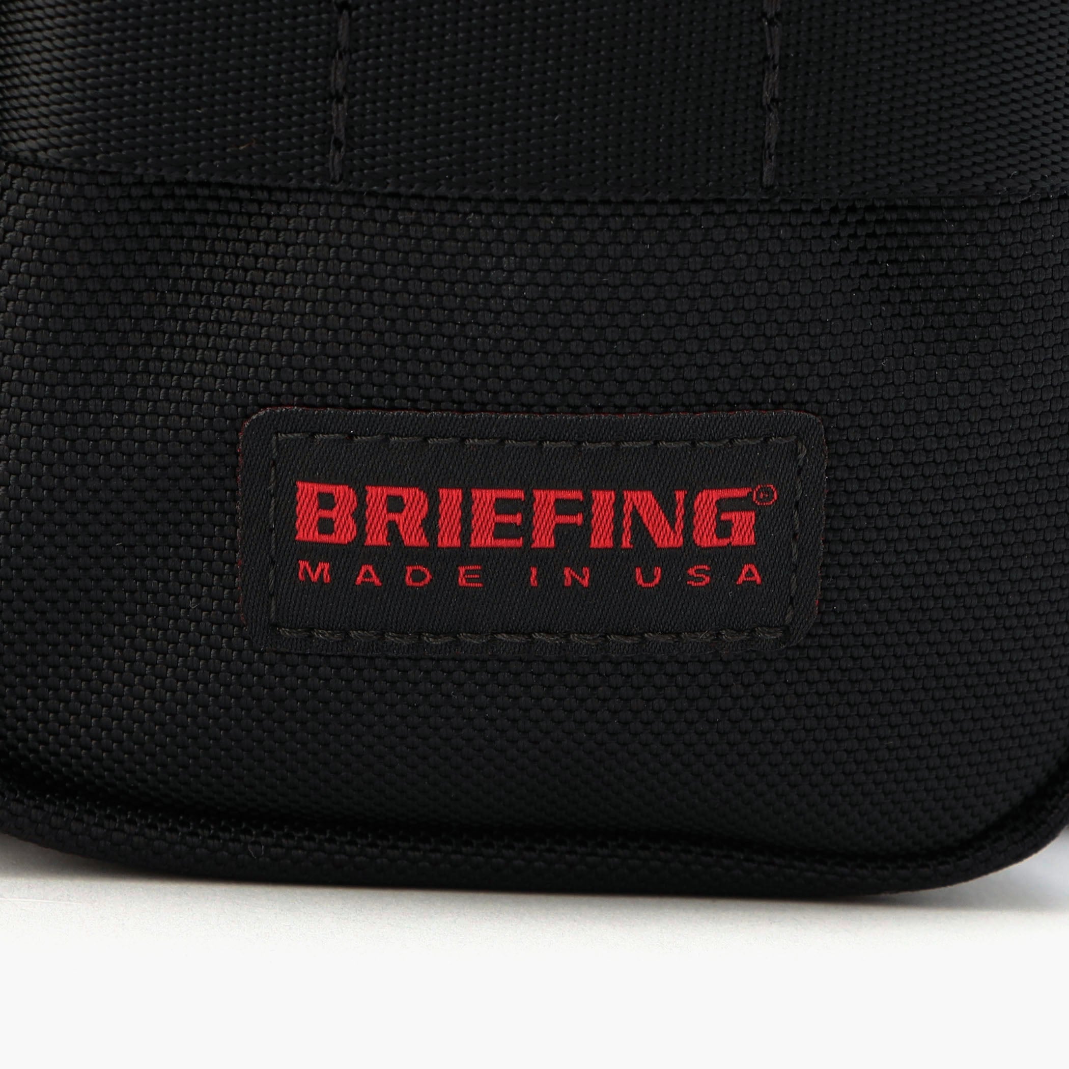 BRIEFINGが使用しているマテリアルの中で最もヘビーな、強度や耐久性、耐摩耗性に優れた「バリスティックナイロン」を採用。