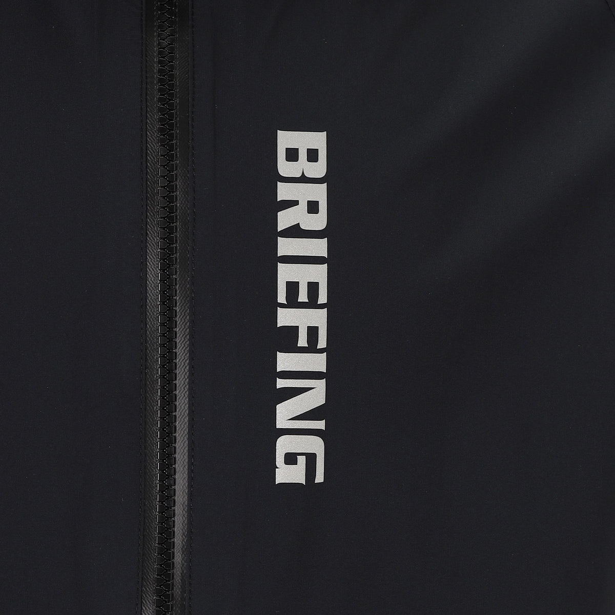 フロント、バック、フードにBRIEFINGのロゴ入り。