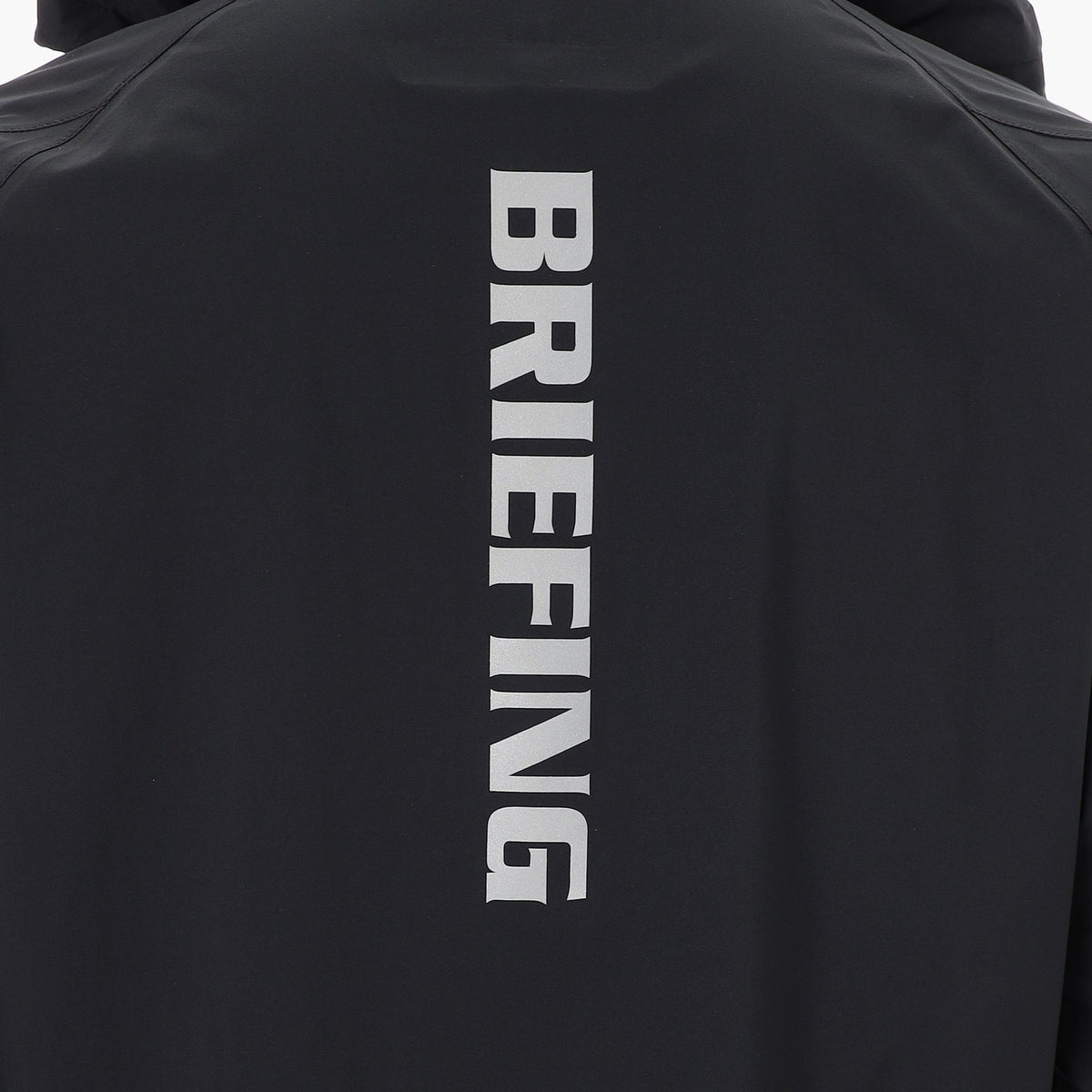 フロント、バック、フードにBRIEFINGのロゴ入り。