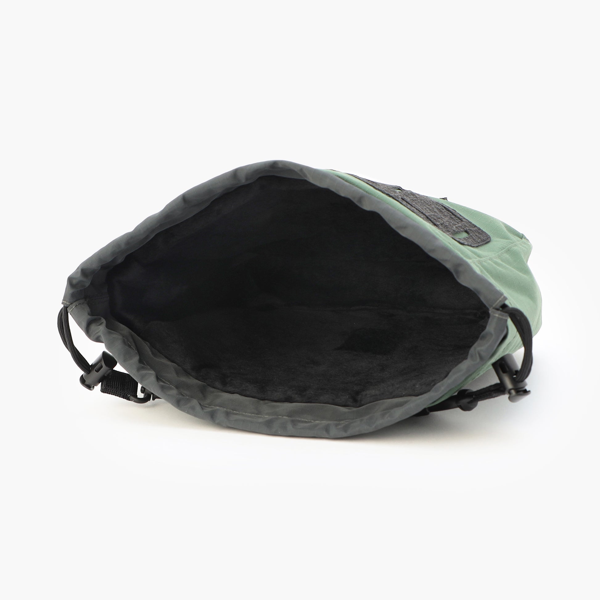 カバー内部はクッション仕様になっており、クラブに傷がつきにくい構造に。