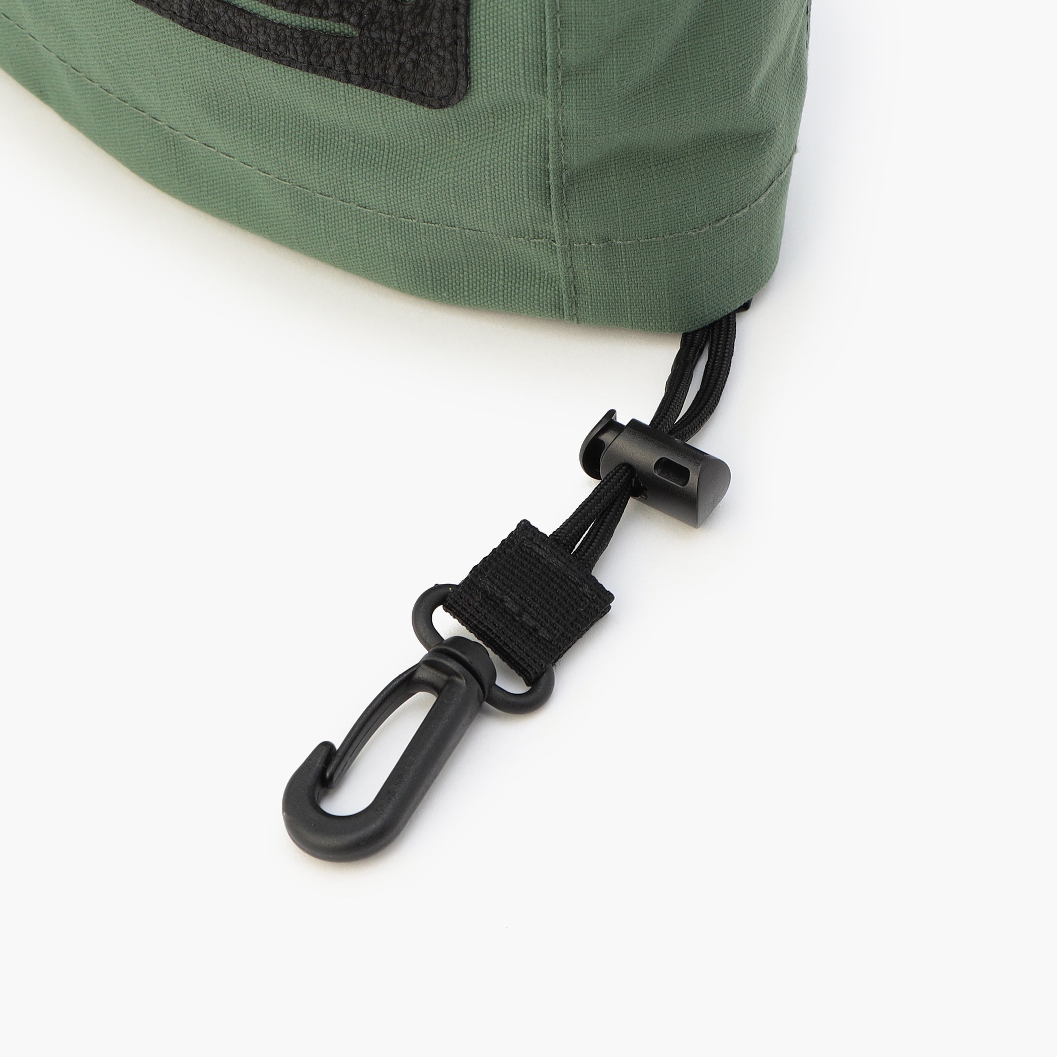 間口部は、アイアンの取り出しがスムーズに行えるように巾着型を採用。