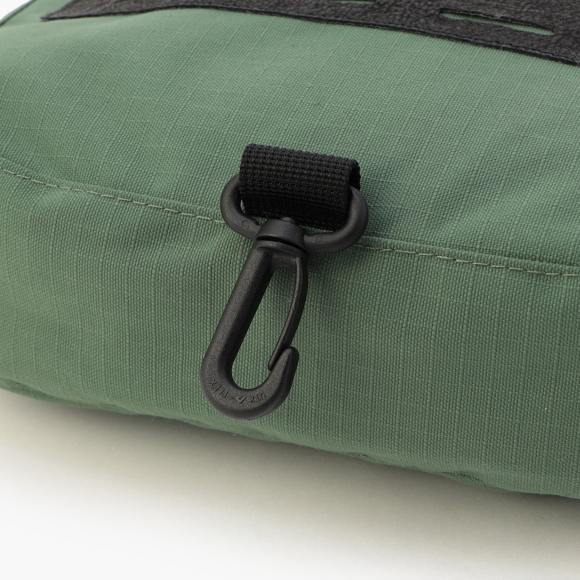 キャディバッグなどに引っ掛けて保管する事ができるフックを搭載。