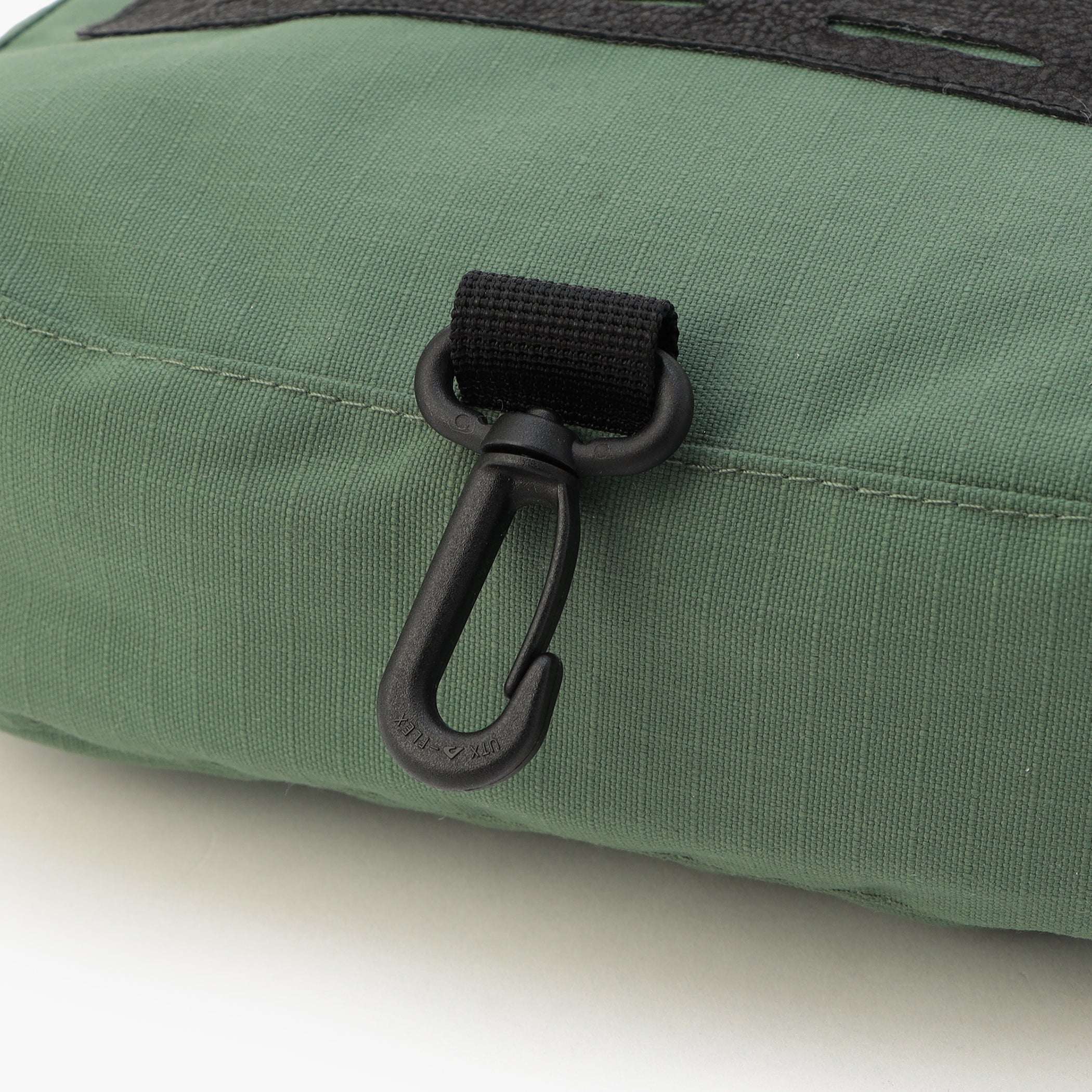 キャディバッグなどに引っ掛けて保管する事ができるフックを搭載。