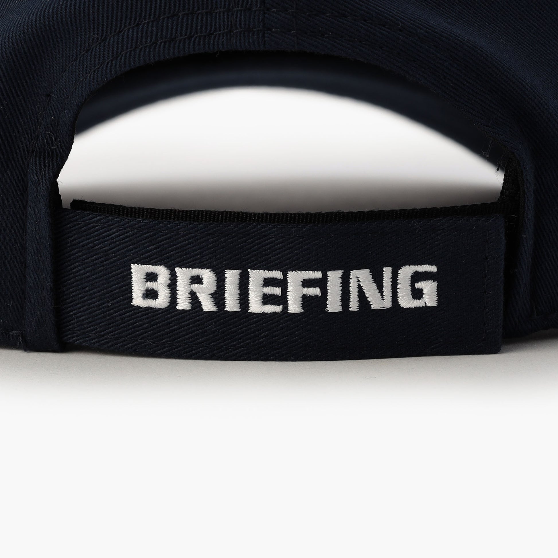 アジャスター部分にはBRIEFINGロゴを、サイドには星条旗モチーフを刺繍で配しさりげないアクセントに。