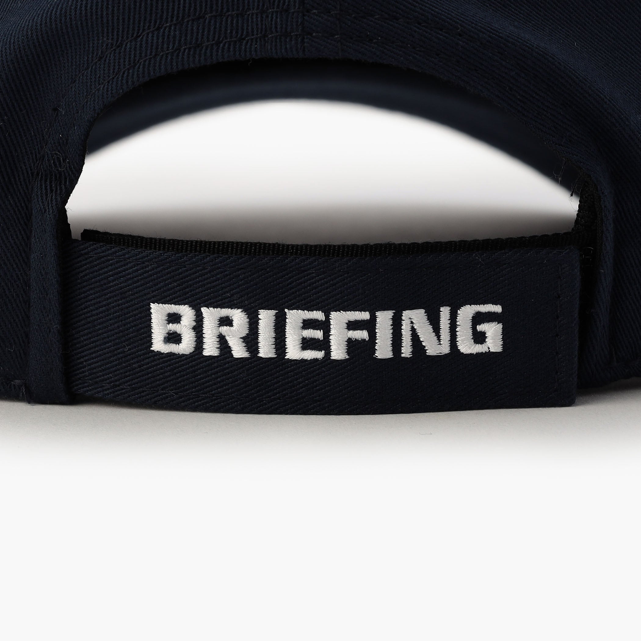 アジャスター部分にはBRIEFINGロゴを、サイドには星条旗モチーフを刺繍で配しさりげないアクセントに。