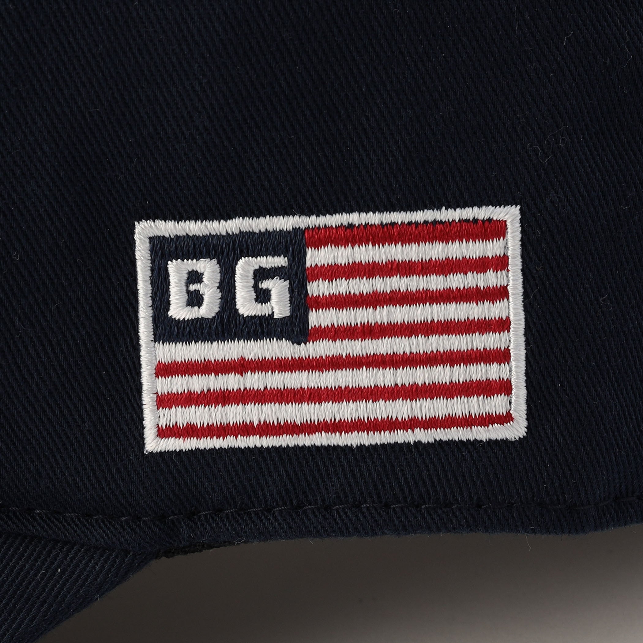 アジャスター部分にはBRIEFINGロゴを、サイドには星条旗モチーフを刺繍で配しさりげないアクセントに。
