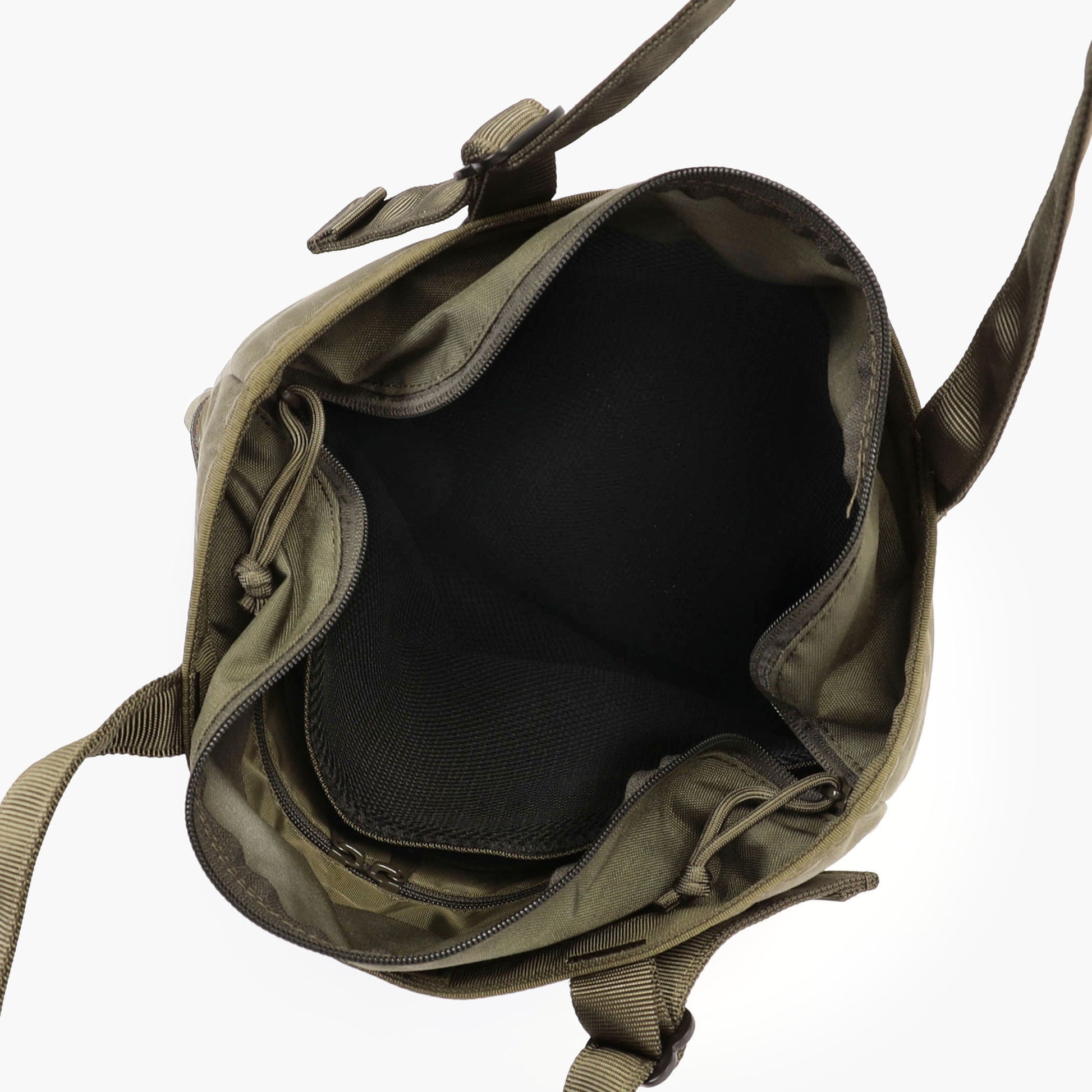 クッション材搭載のPCスリーブには13インチ程度のPCを収納可能。