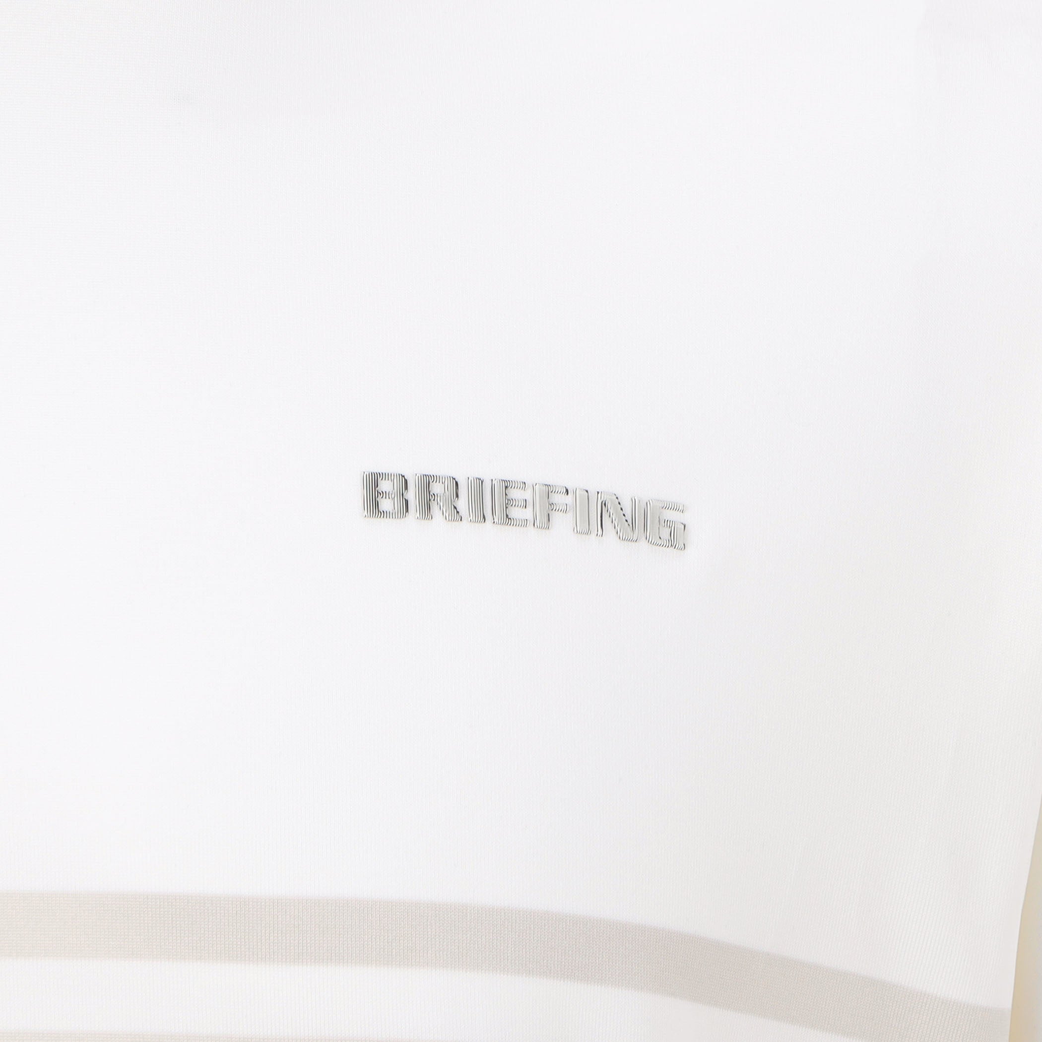 見る角度によって色味や光沢感が変わる立体的なBRIEFINGロゴを胸元に配置。