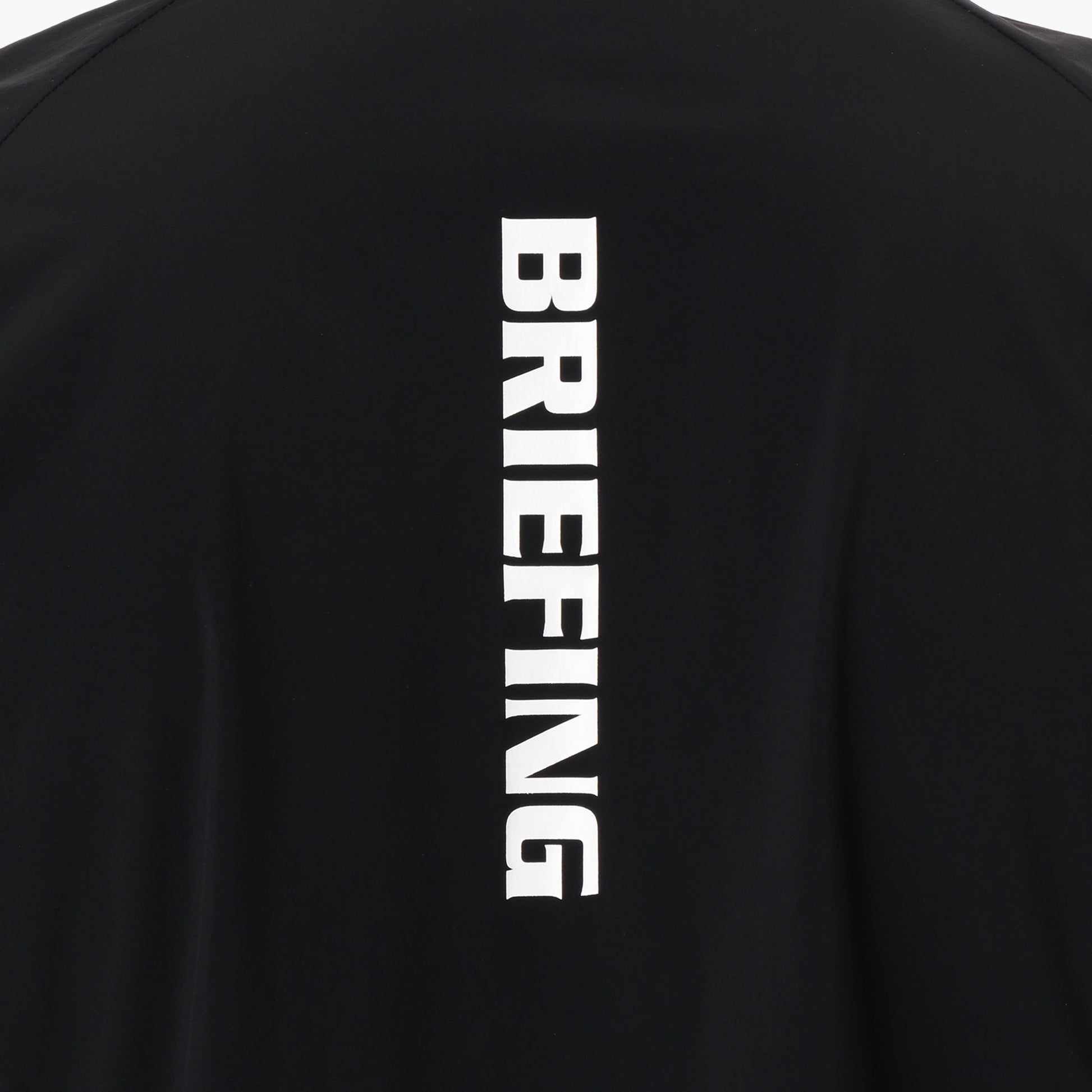 背面には大胆にBRIEFINGロゴのプリントを配置。